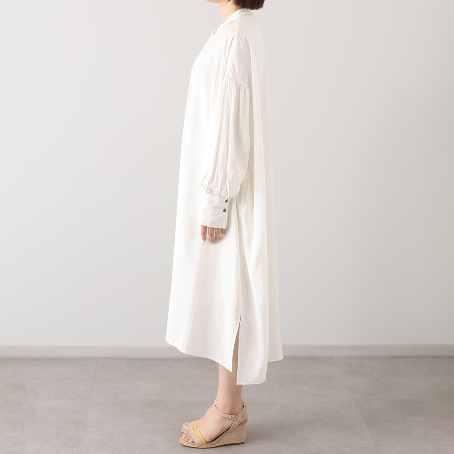 ヘ・エラ 大人のおしゃれで細見え ギャザーたっぷり バンドカラーワンピース