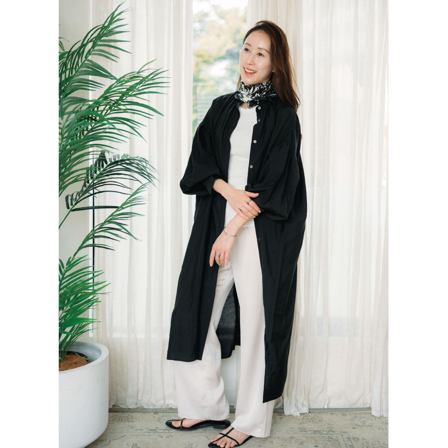 ヘ・エラ 大人のおしゃれで細見え ギャザーたっぷり バンドカラーワンピース