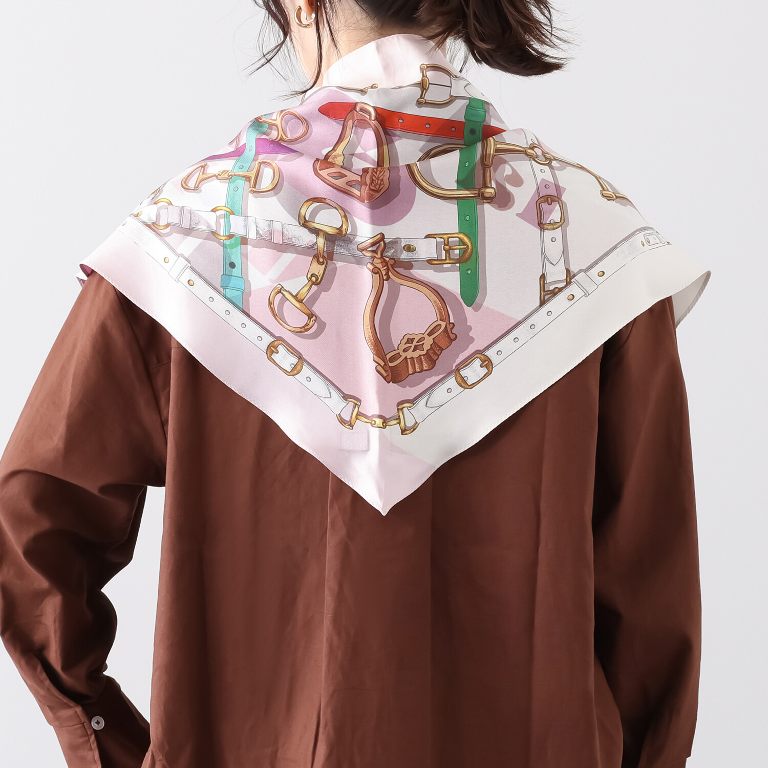 ミラ・ショーン シルク１００％ リバーシブル トライアングルスカーフ