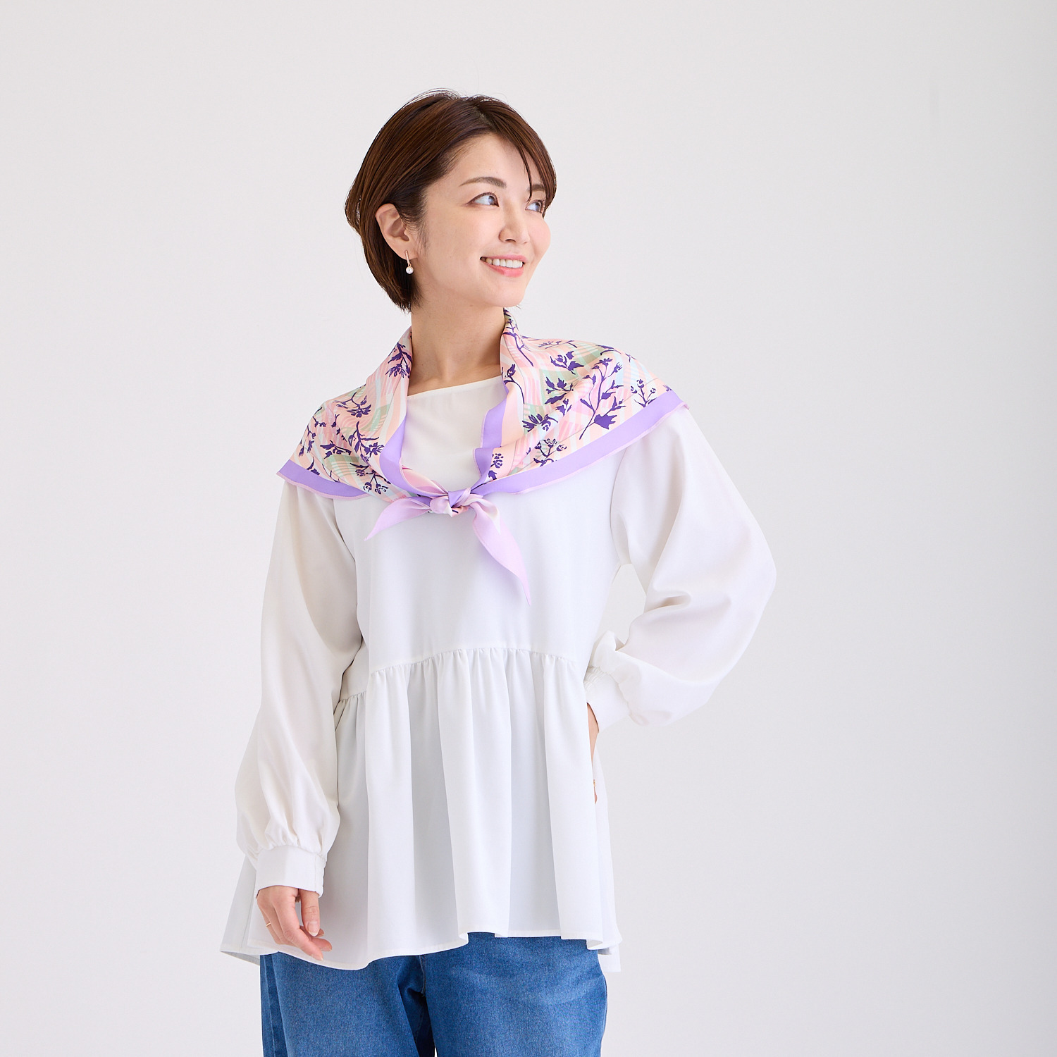 ミラ・ショーン シルク１００％ リバーシブル トライアングルスカーフ