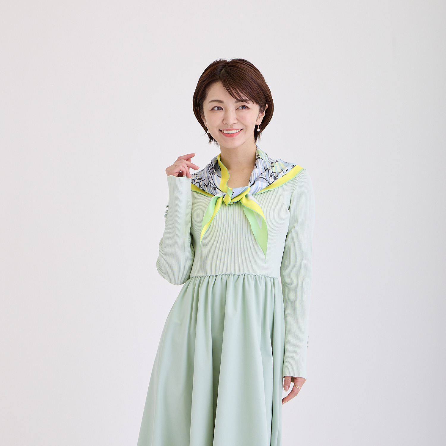 ミラ・ショーン シルク１００％ リバーシブル トライアングルスカーフ