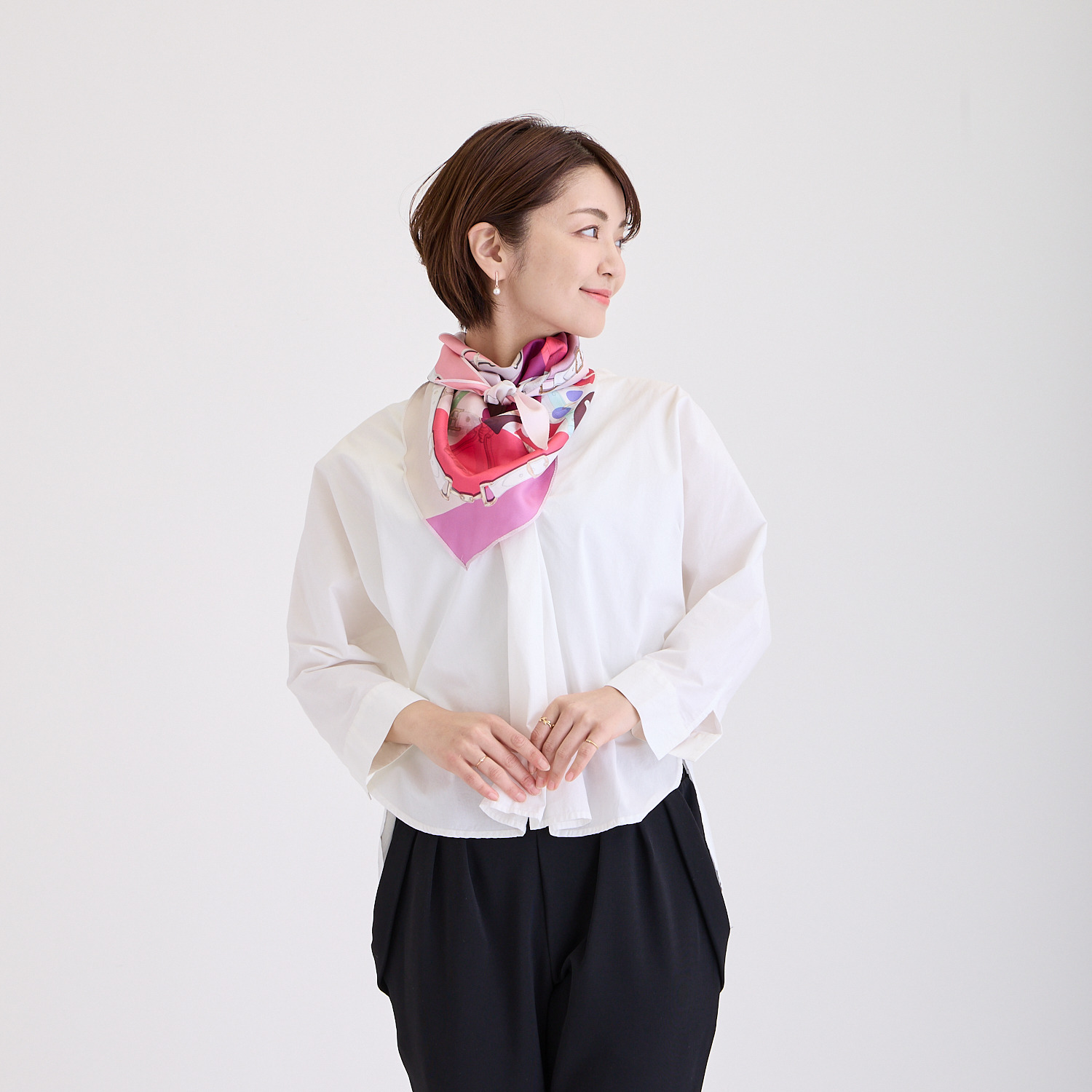 ミラ・ショーン シルク１００％ リバーシブル トライアングルスカーフ