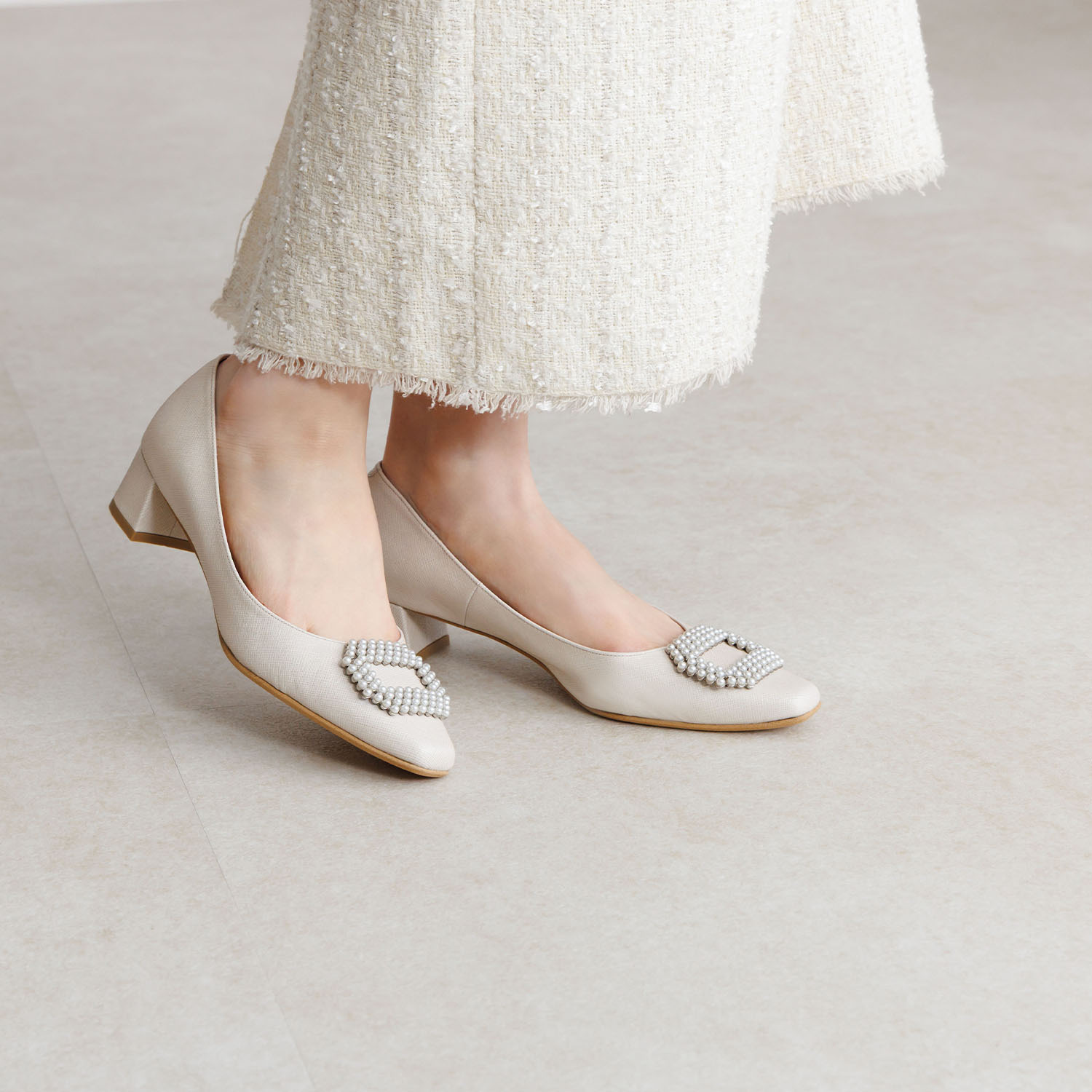 卑弥呼 はっ水レザー ４ｃｍヒール パールビジュウパンプス