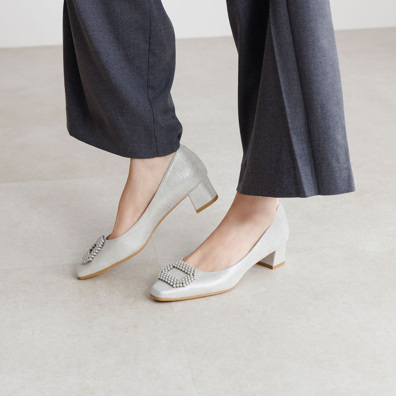 卑弥呼 はっ水レザー ４ｃｍヒール パールビジュウパンプス