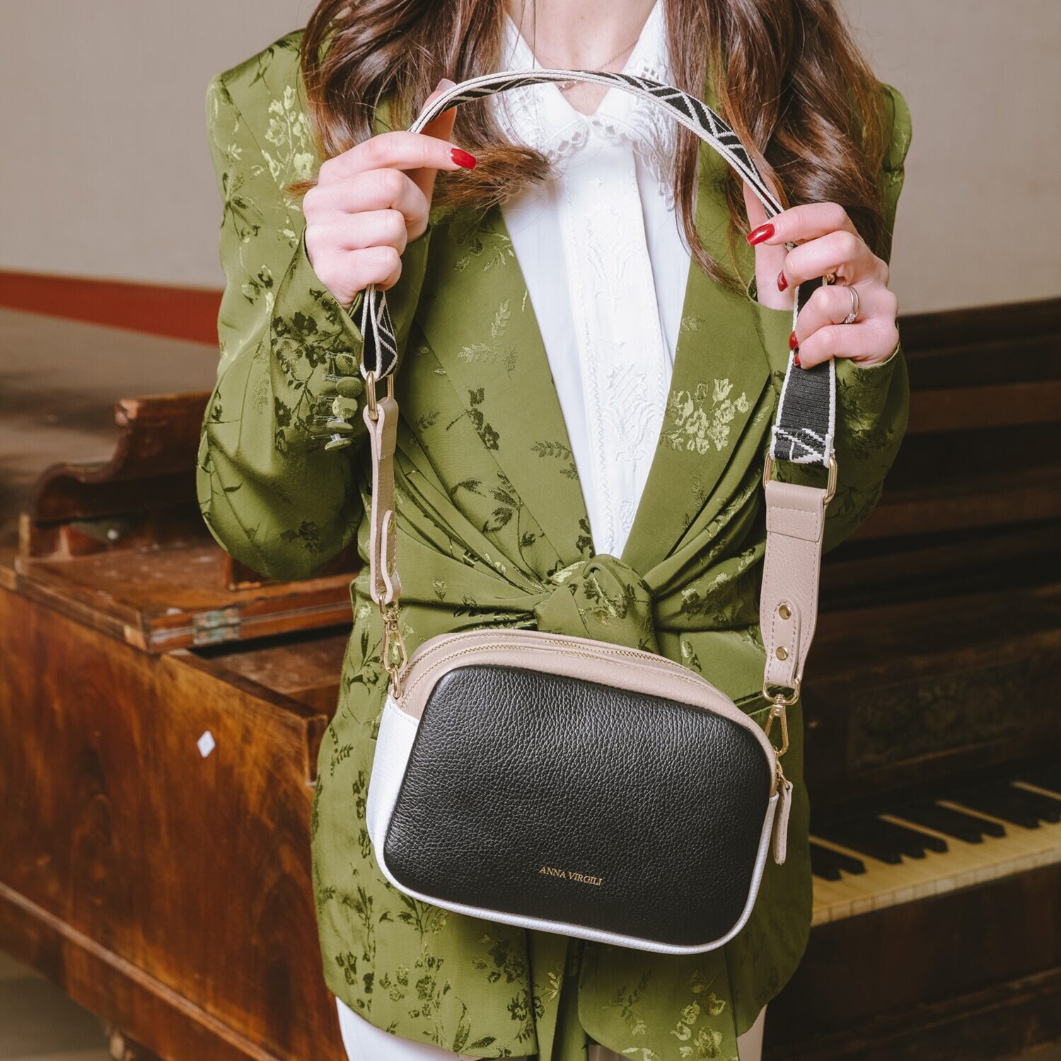 アンナヴィルジリ イタリア製 カーフシュリンク型押し ロゴショルダーバッグ “マチルダ”