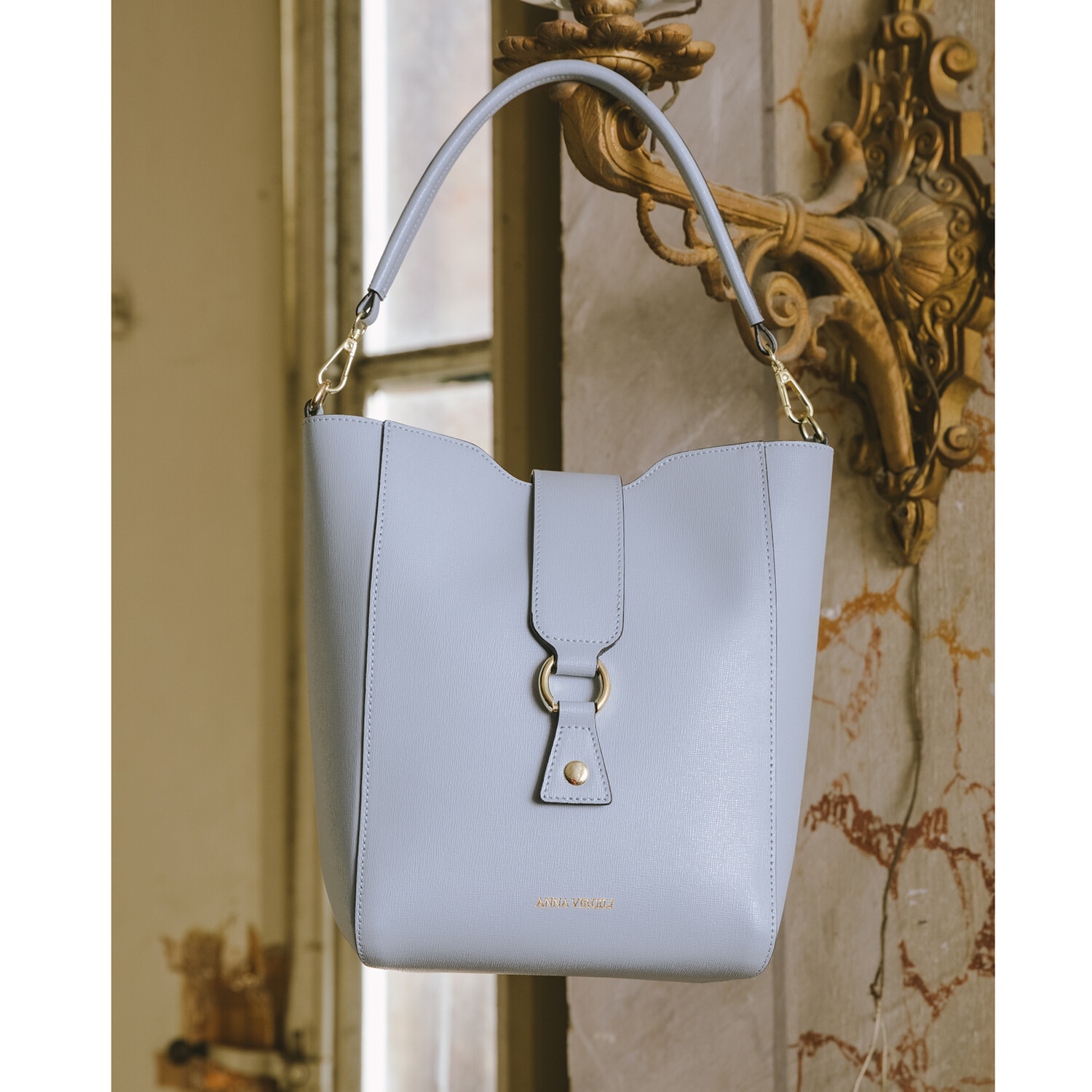 アンナヴィルジリ イタリア製 サフィアーノカーフレザー ロゴストラップ付 バケットバッグ “ヴァニア”