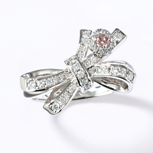 ディーラリエ プラチナ９５０ ファンシーインテンス ピンクダイヤモンド リボンモティーフリング ＜鑑定書付＞