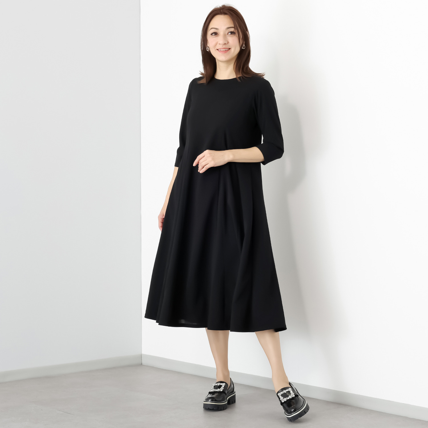 ミニマライズプラス ベーシックと思いきや パネルカットをほどこし パータンを駆使した 上品なワンピース