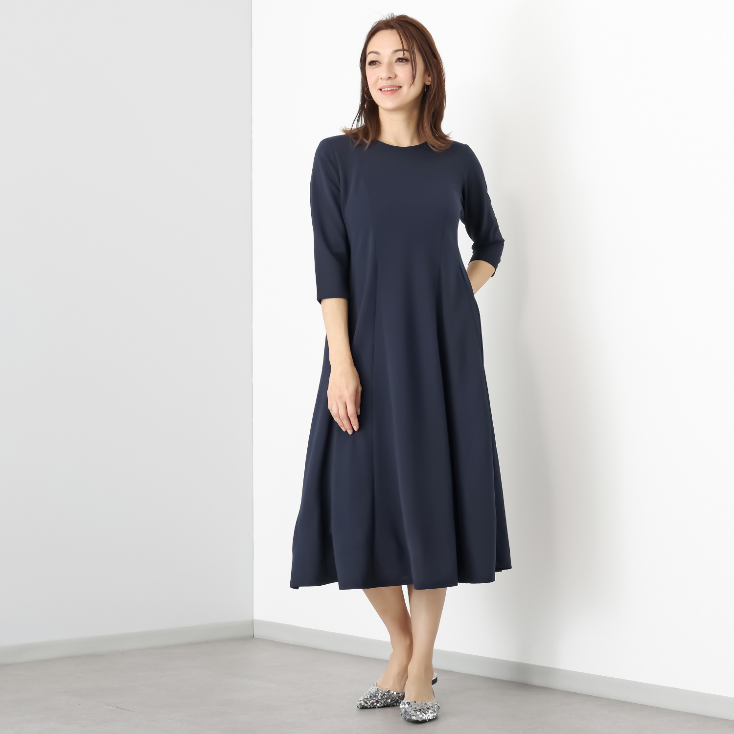 ミニマライズプラス ベーシックと思いきや パネルカットをほどこし パータンを駆使した 上品なワンピース