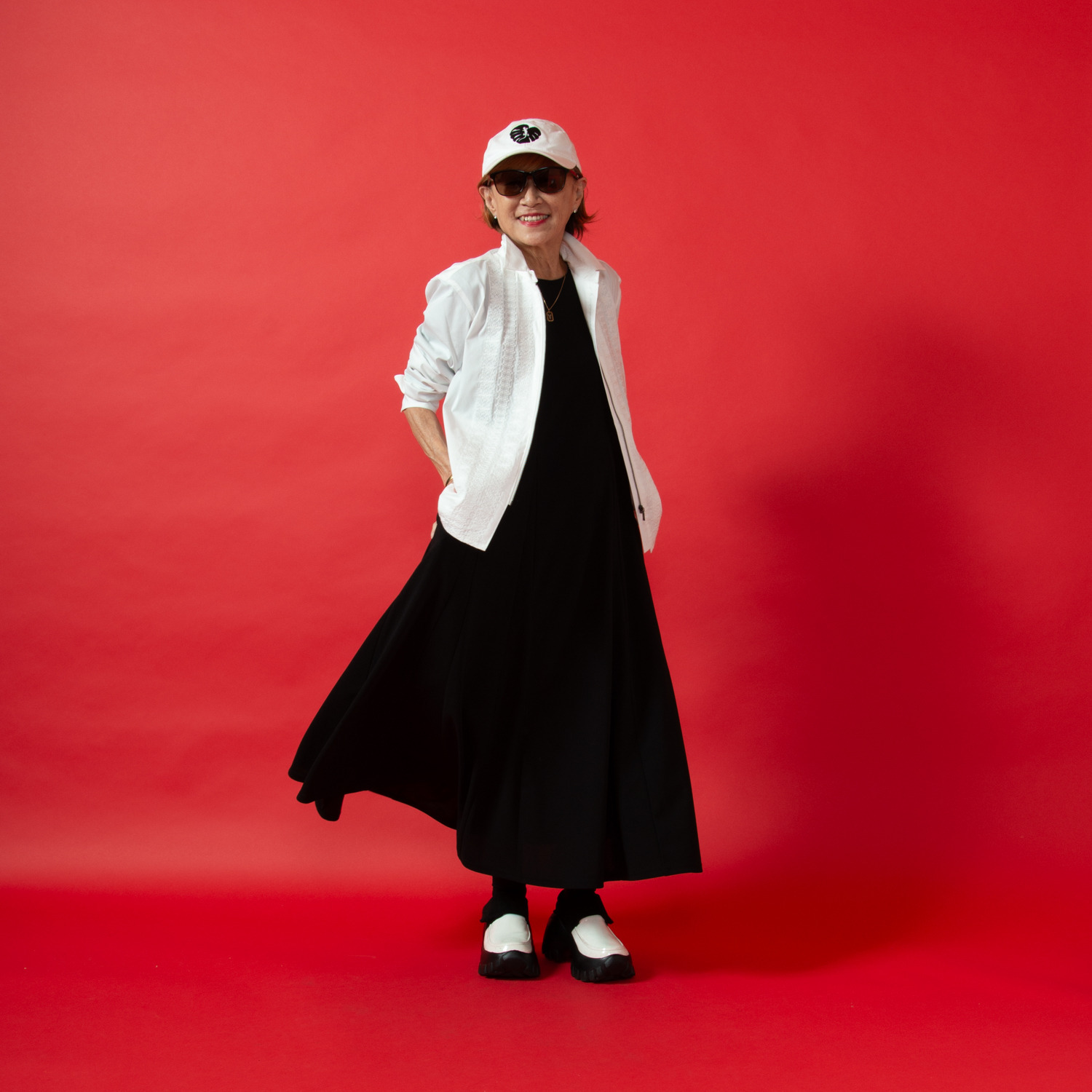 ミニマライズプラス ベーシックと思いきや パネルカットをほどこし パータンを駆使した 上品なワンピース