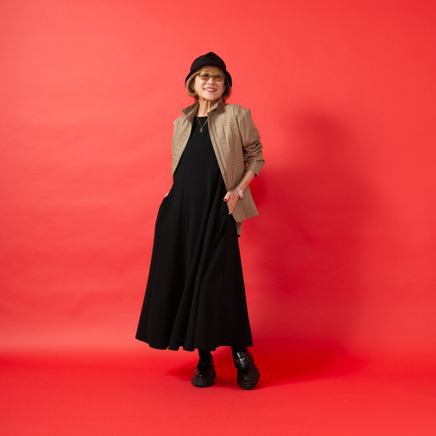 ミニマライズプラス ベーシックと思いきや パネルカットをほどこし パータンを駆使した 上品なワンピース