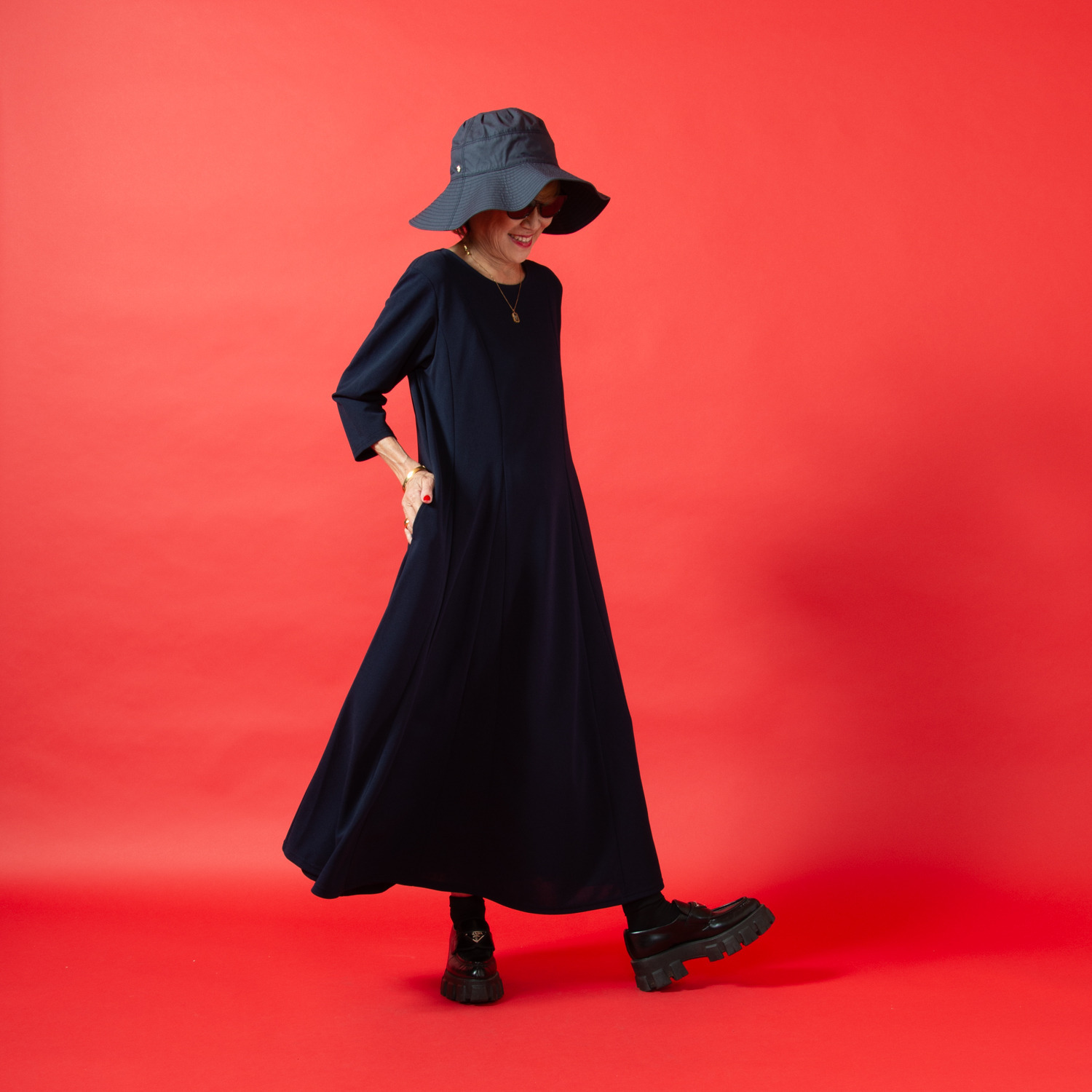 ミニマライズプラス ベーシックと思いきや パネルカットをほどこし パータンを駆使した 上品なワンピース