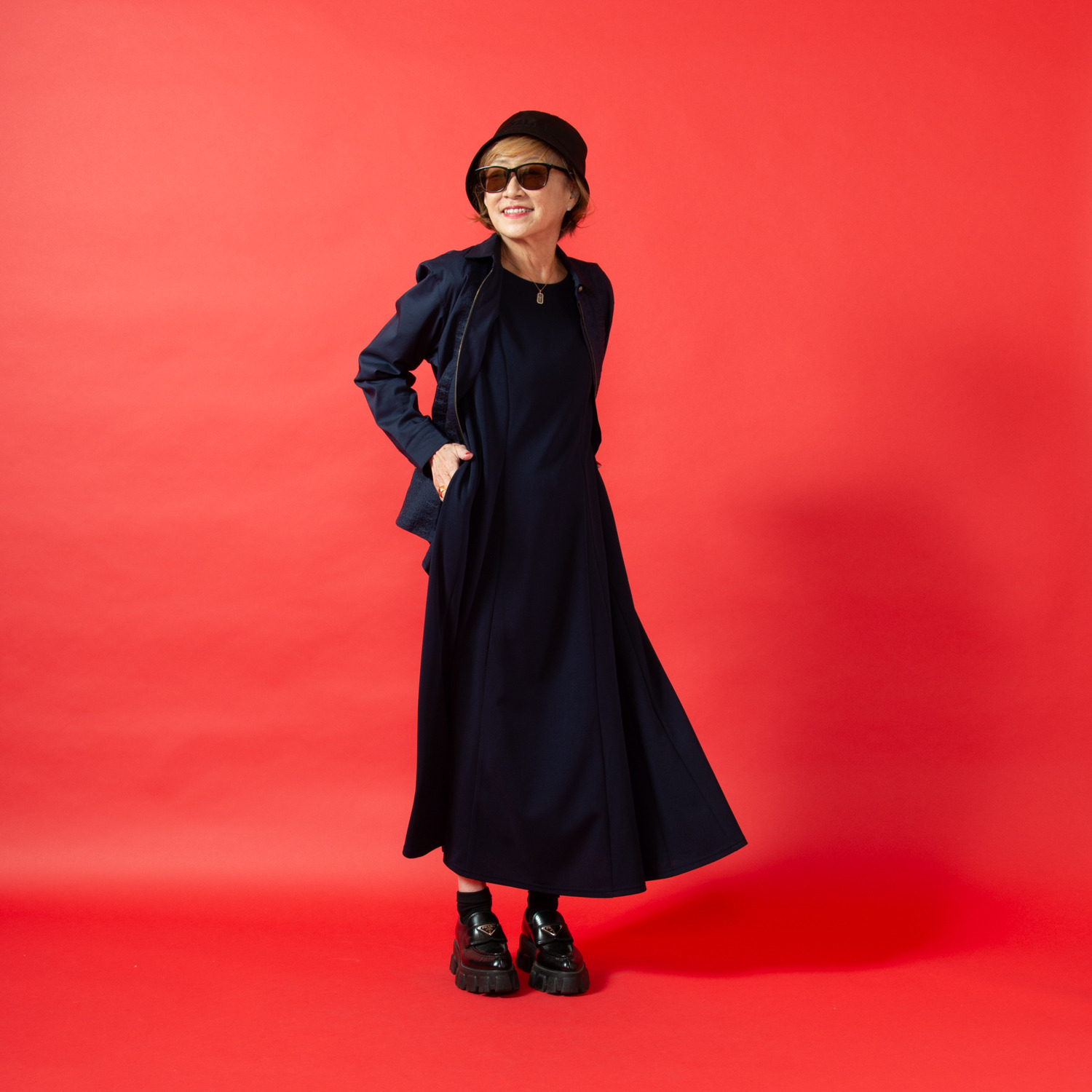 ミニマライズプラス ベーシックと思いきや パネルカットをほどこし パータンを駆使した 上品なワンピース