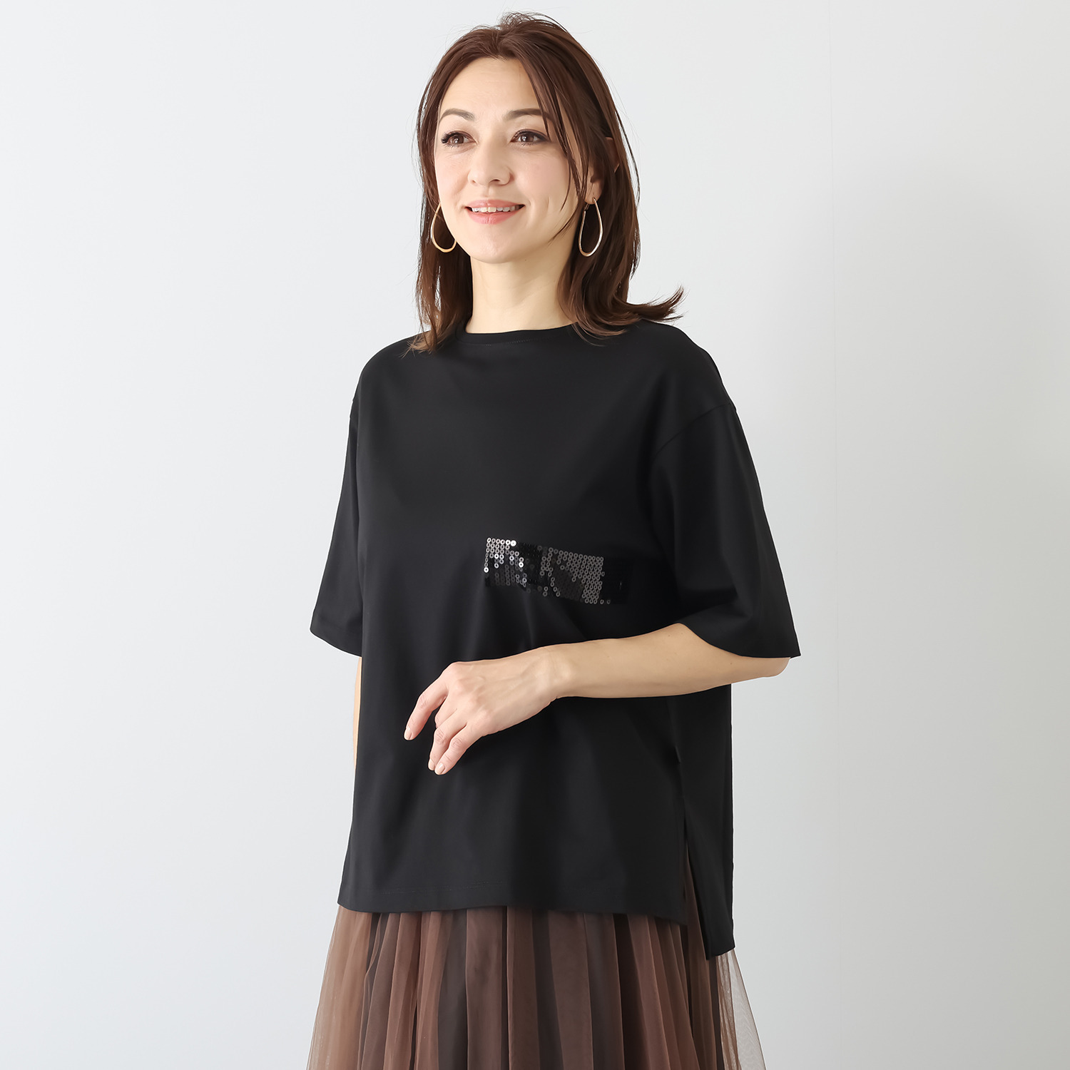 ミニマライズプラス ちょっとモード感をプラス 着心地を大切にし 軽やかさを意識 控えめなスパンコールを ほどこしたプルオーバー