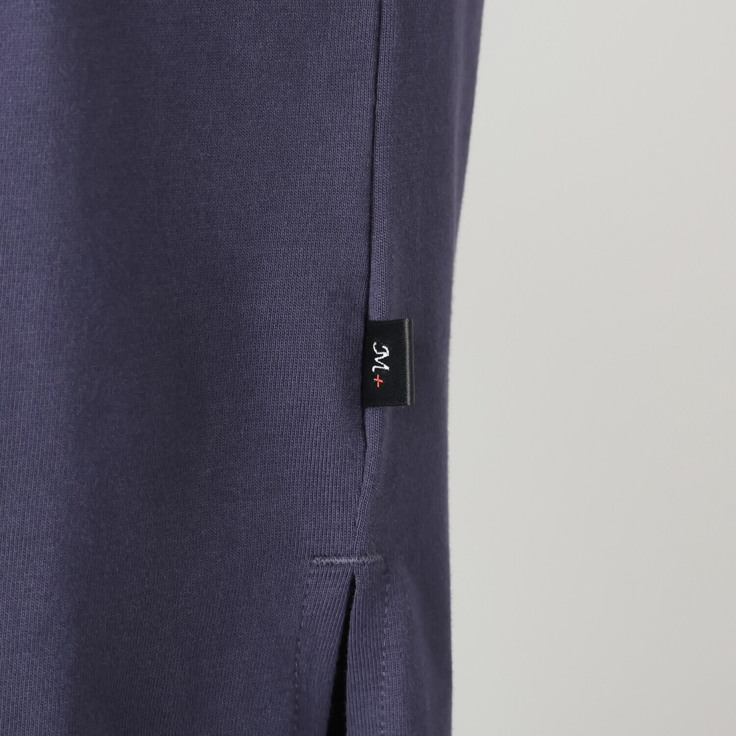 ミニマライズプラス ちょっとモード感をプラス 着心地を大切にし 軽やかさを意識 控えめなスパンコールを ほどこしたプルオーバー