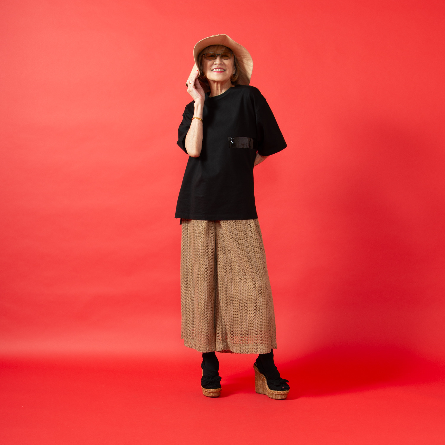 ミニマライズプラス ちょっとモード感をプラス 着心地を大切にし 軽やかさを意識 控えめなスパンコールを ほどこしたプルオーバー