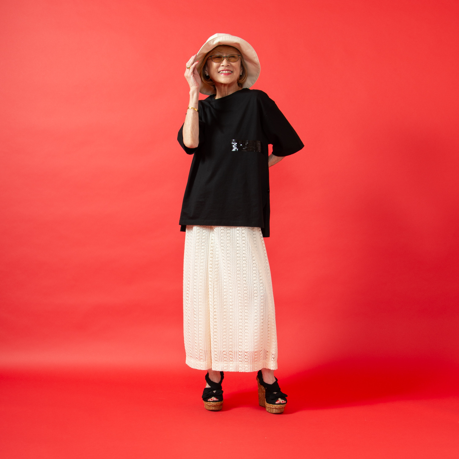 ミニマライズプラス ちょっとモード感をプラス 着心地を大切にし 軽やかさを意識 控えめなスパンコールを ほどこしたプルオーバー