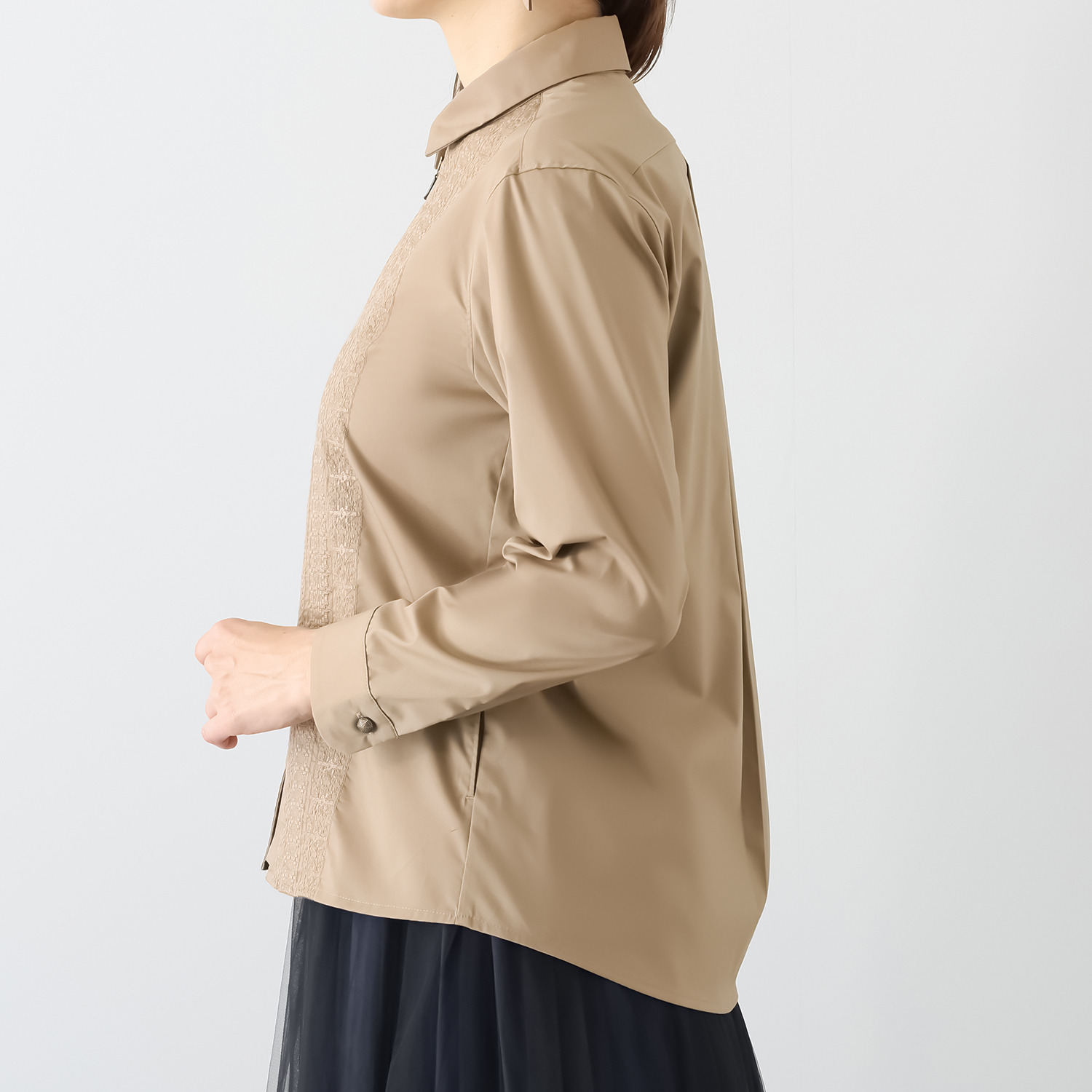 ミニマライズプラス シャツとジャケットを キュッと一緒にデザイン ライン刺しゅうで トレンド感満載な シャツジャケット