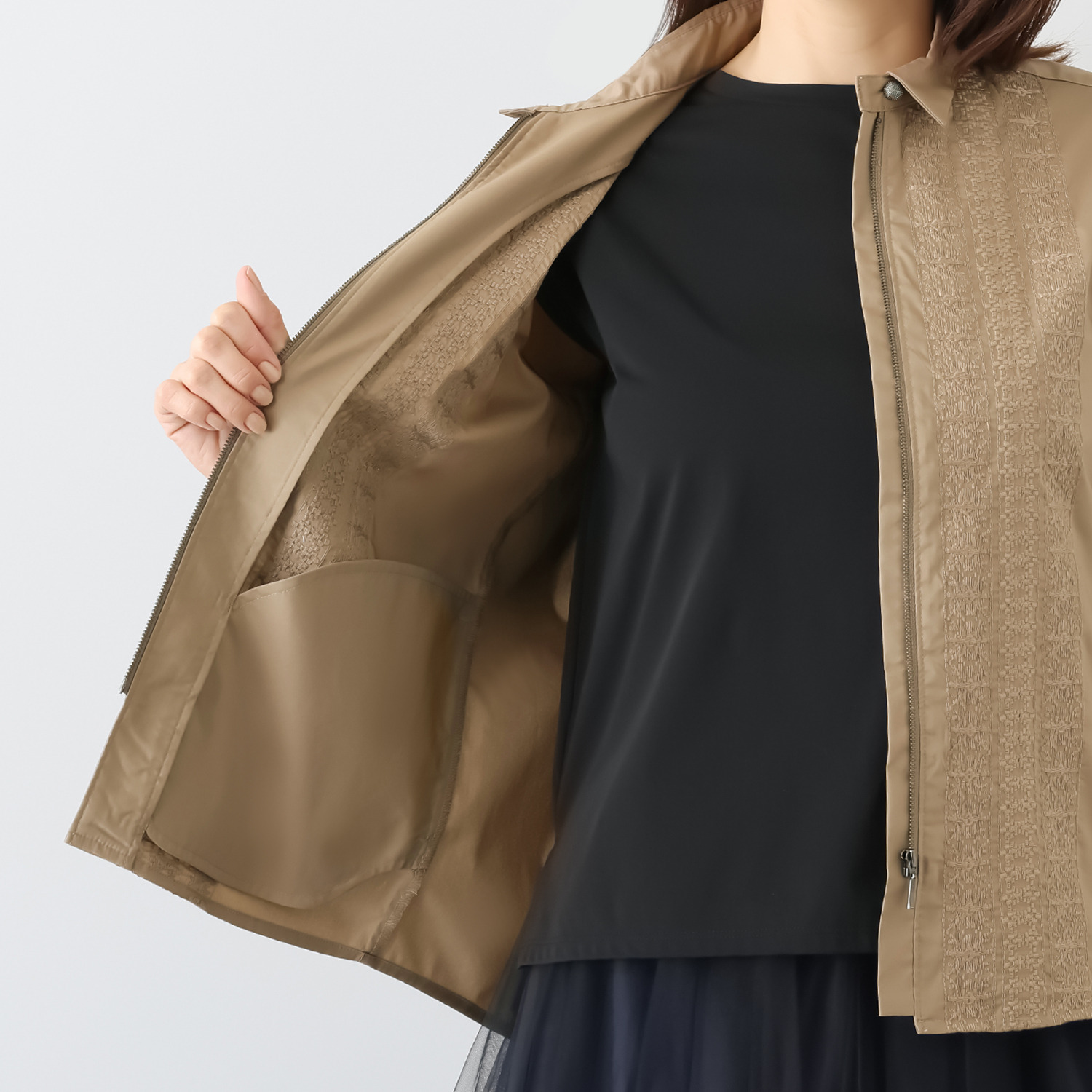 ミニマライズプラス シャツとジャケットを キュッと一緒にデザイン ライン刺しゅうで トレンド感満載な シャツジャケット