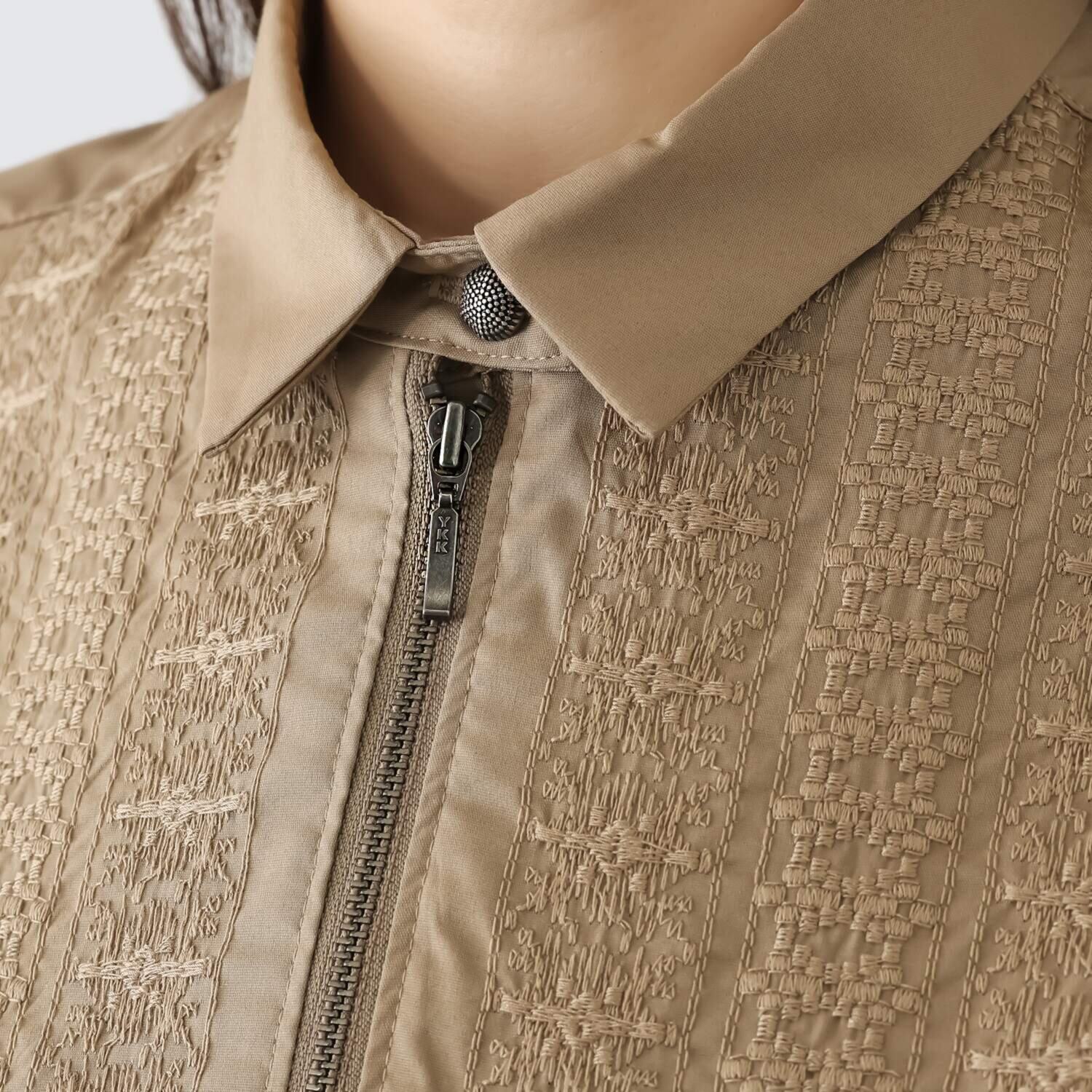 ミニマライズプラス シャツとジャケットを キュッと一緒にデザイン ライン刺しゅうで トレンド感満載な シャツジャケット