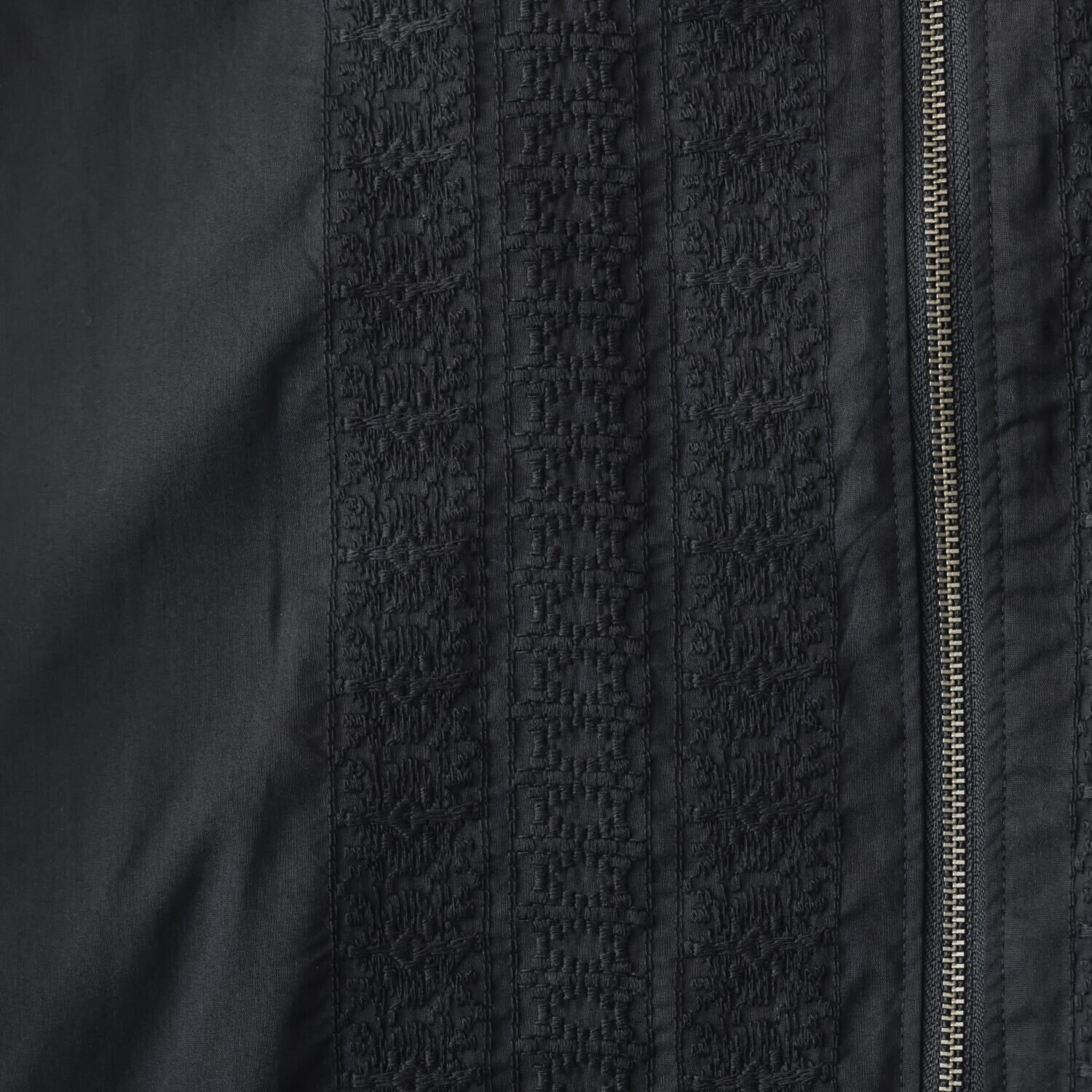 ミニマライズプラス シャツとジャケットを キュッと一緒にデザイン ライン刺しゅうで トレンド感満載な シャツジャケット