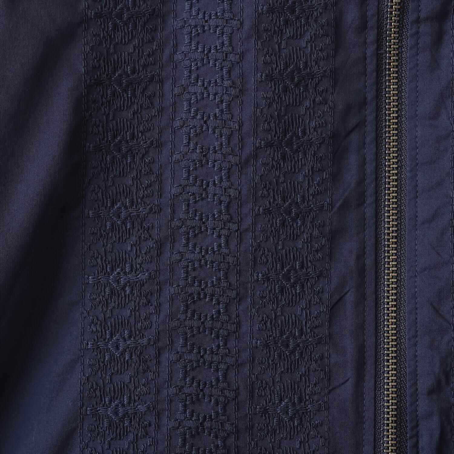 ミニマライズプラス シャツとジャケットを キュッと一緒にデザイン ライン刺しゅうで トレンド感満載な シャツジャケット