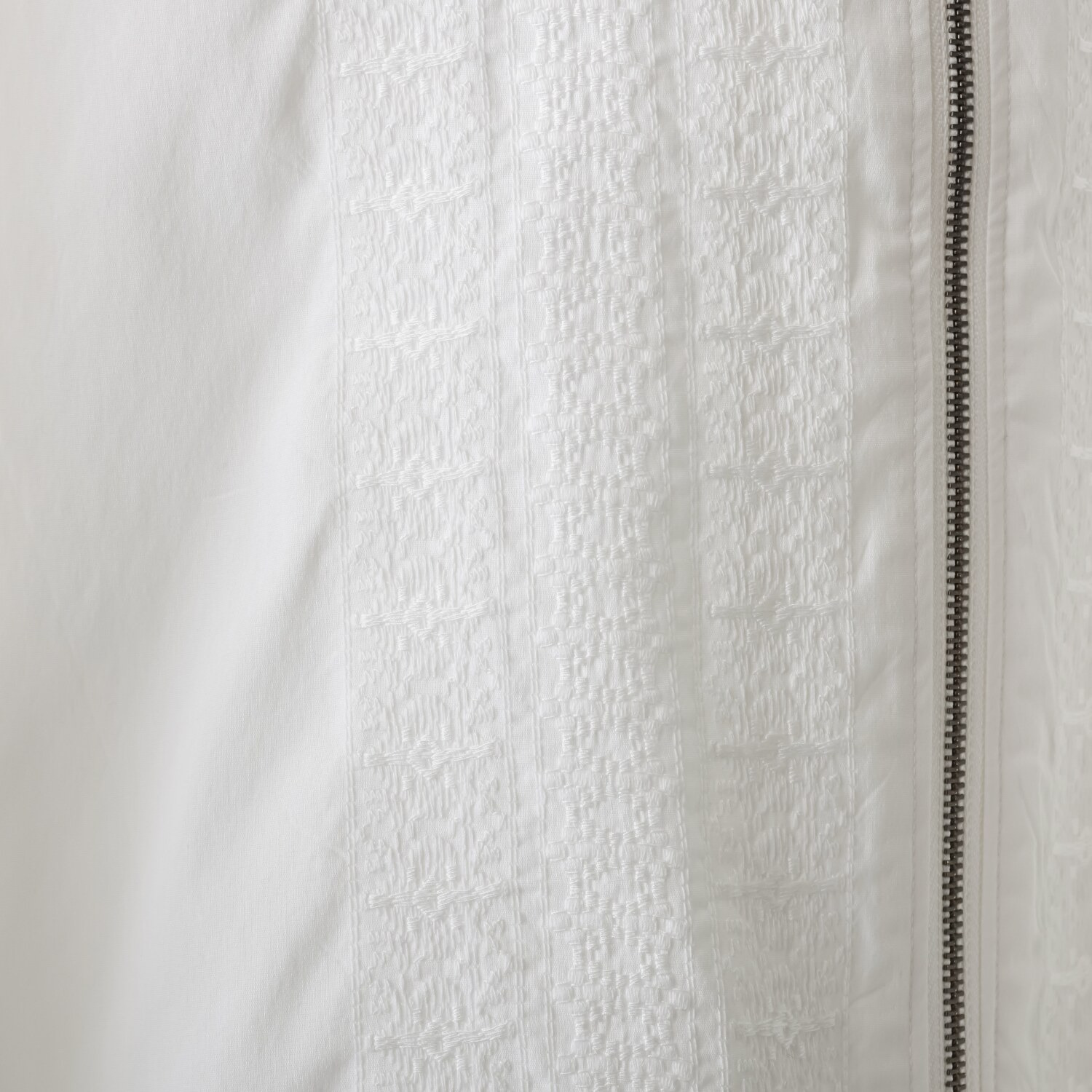 ミニマライズプラス シャツとジャケットを キュッと一緒にデザイン ライン刺しゅうで トレンド感満載な シャツジャケット