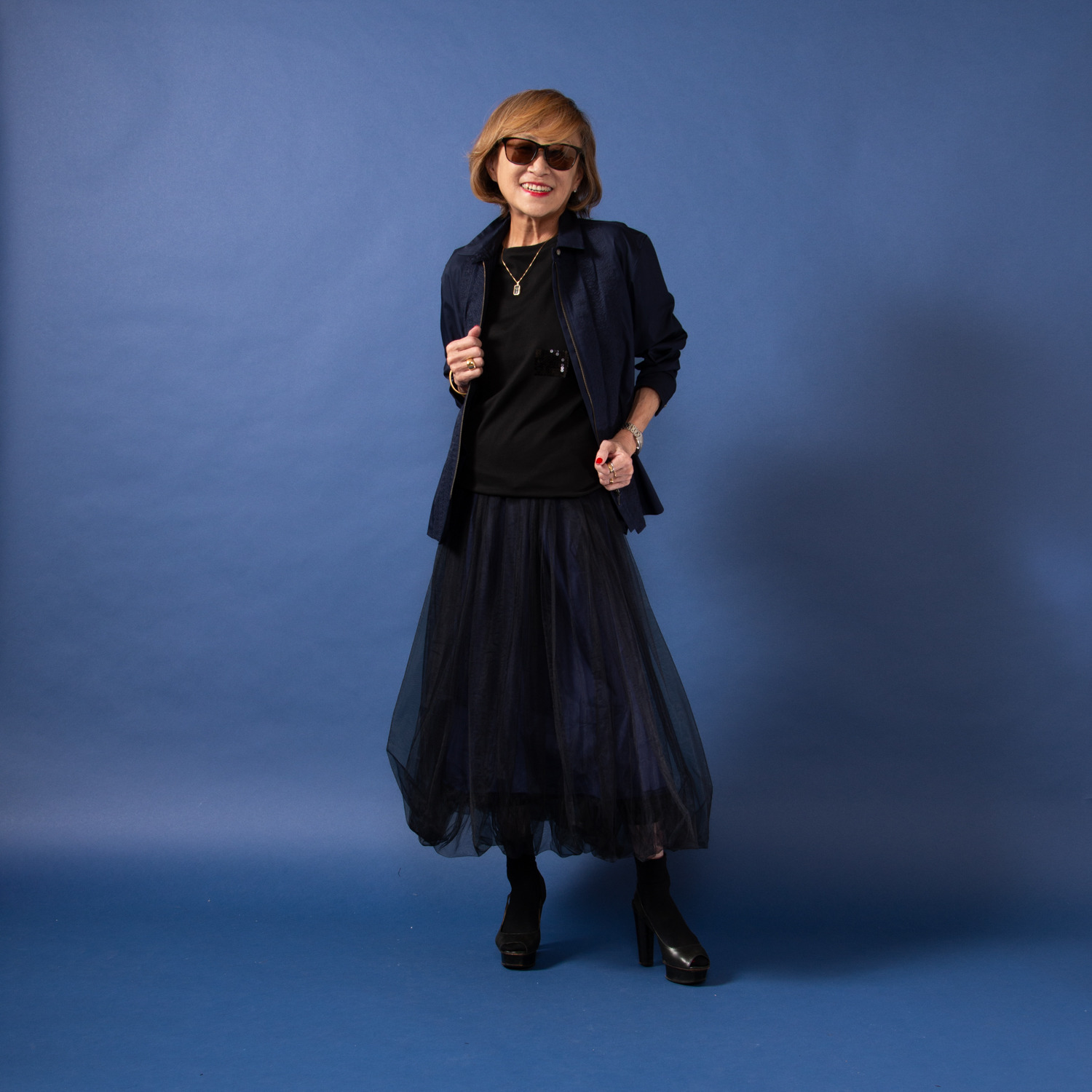 ミニマライズプラス シャツとジャケットを キュッと一緒にデザイン ライン刺しゅうで トレンド感満載な シャツジャケット