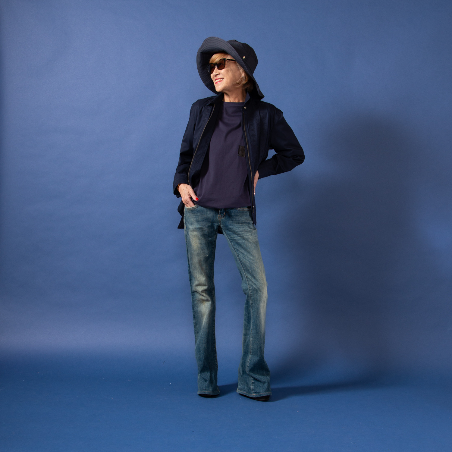 ミニマライズプラス シャツとジャケットを キュッと一緒にデザイン ライン刺しゅうで トレンド感満載な シャツジャケット