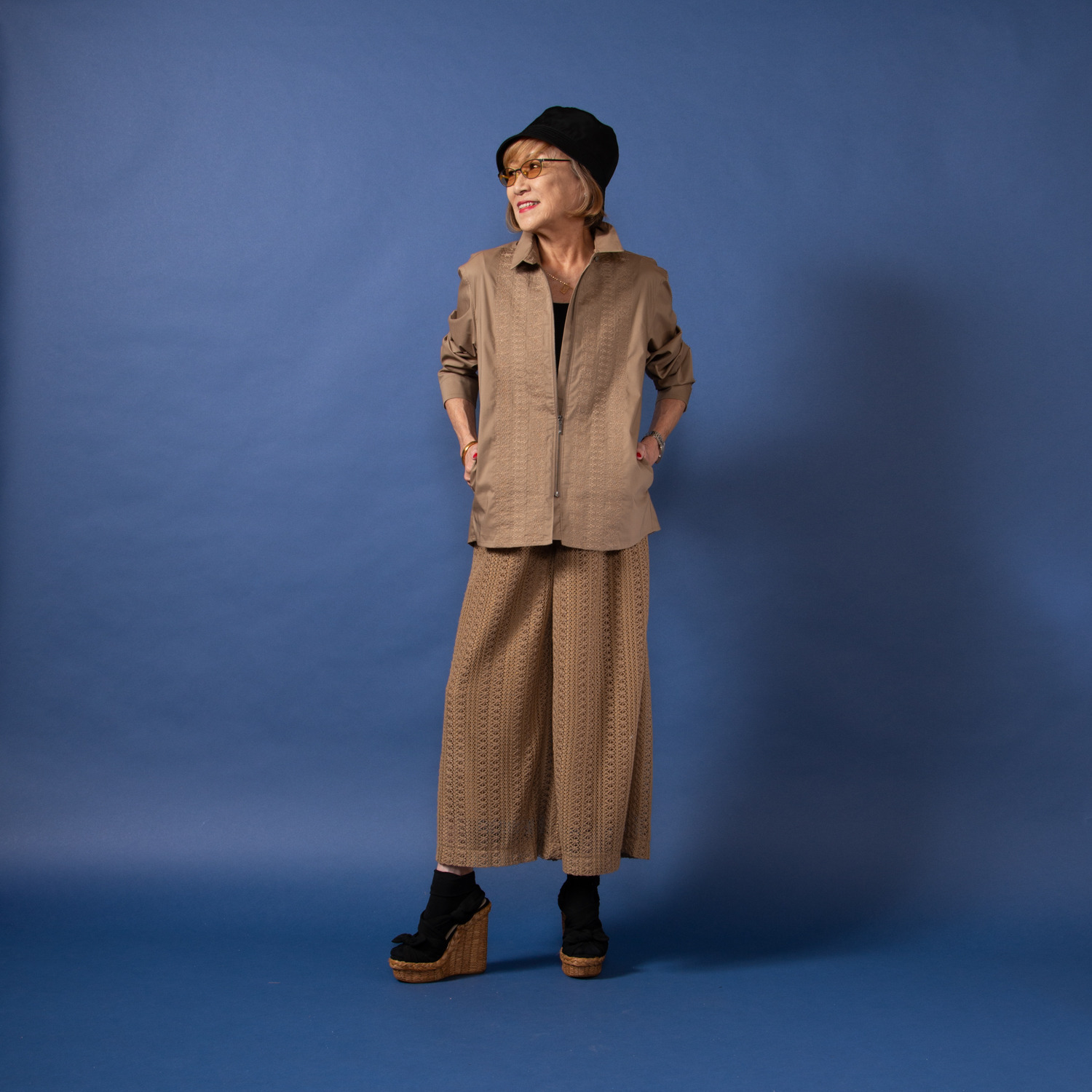 ミニマライズプラス シャツとジャケットを キュッと一緒にデザイン ライン刺しゅうで トレンド感満載な シャツジャケット