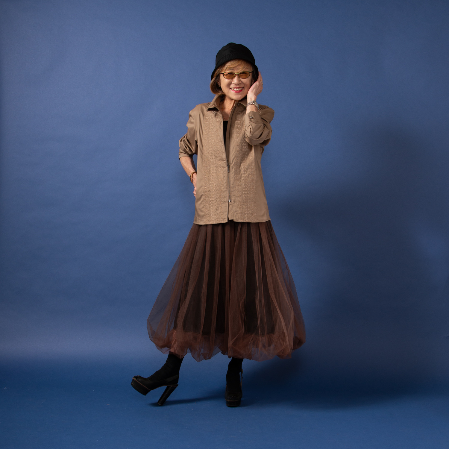 ミニマライズプラス シャツとジャケットを キュッと一緒にデザイン ライン刺しゅうで トレンド感満載な シャツジャケット