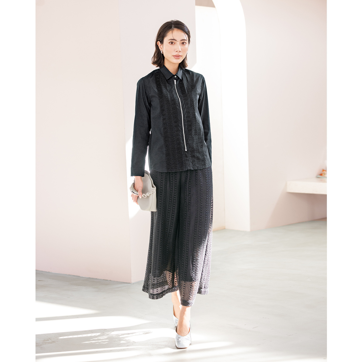 ミニマライズプラス シャツとジャケットを キュッと一緒にデザイン ライン刺しゅうで トレンド感満載な シャツジャケット