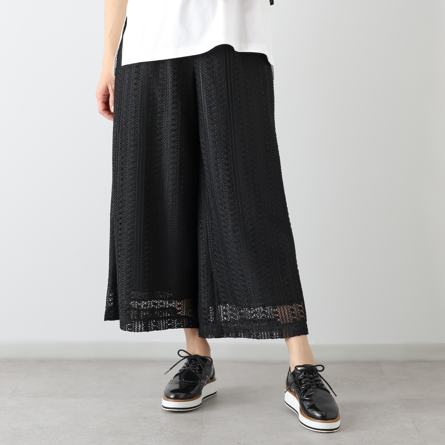 ミニマライズプラス 立体感のあるレース使いで 甘さの中に シャープさが光る モードなパンツ