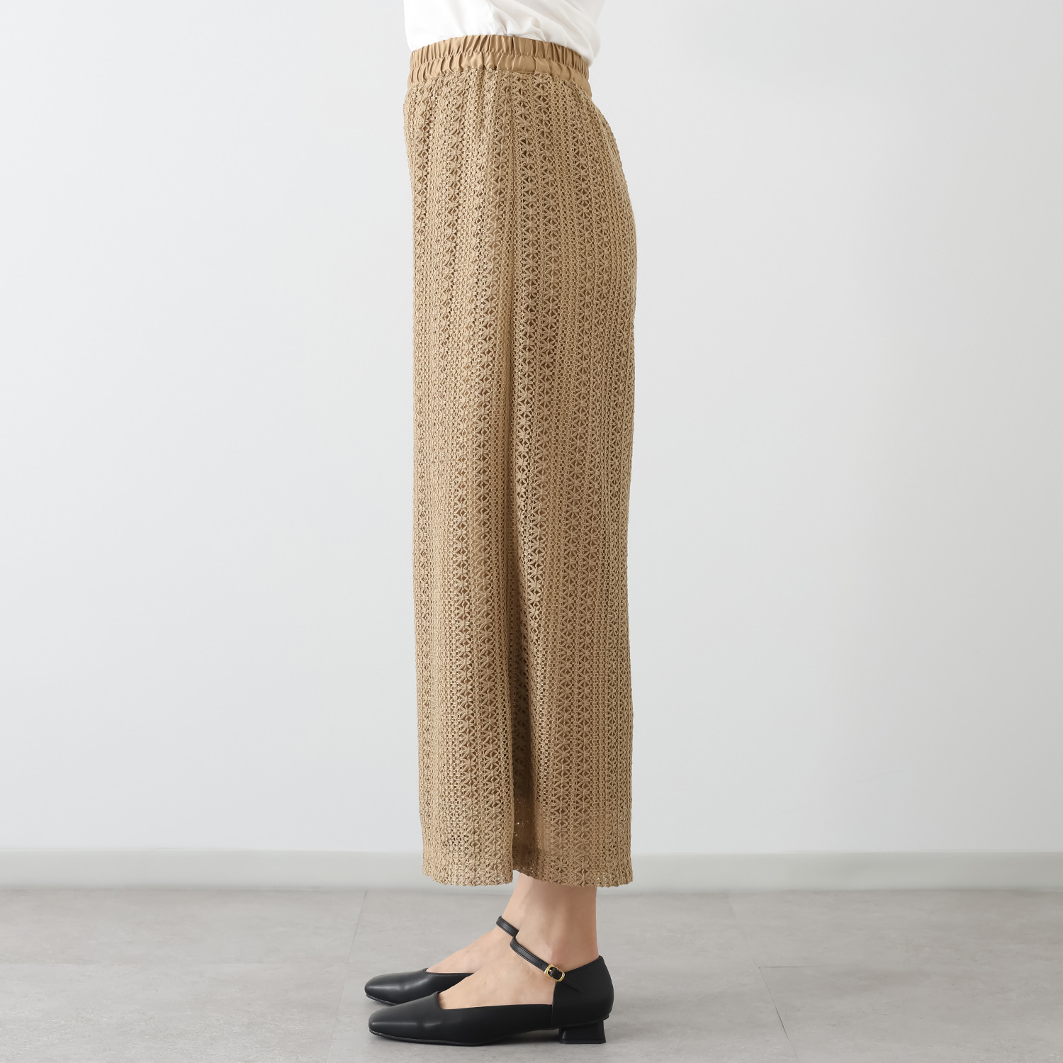 ミニマライズプラス 立体感のあるレース使いで 甘さの中に シャープさが光る モードなパンツ