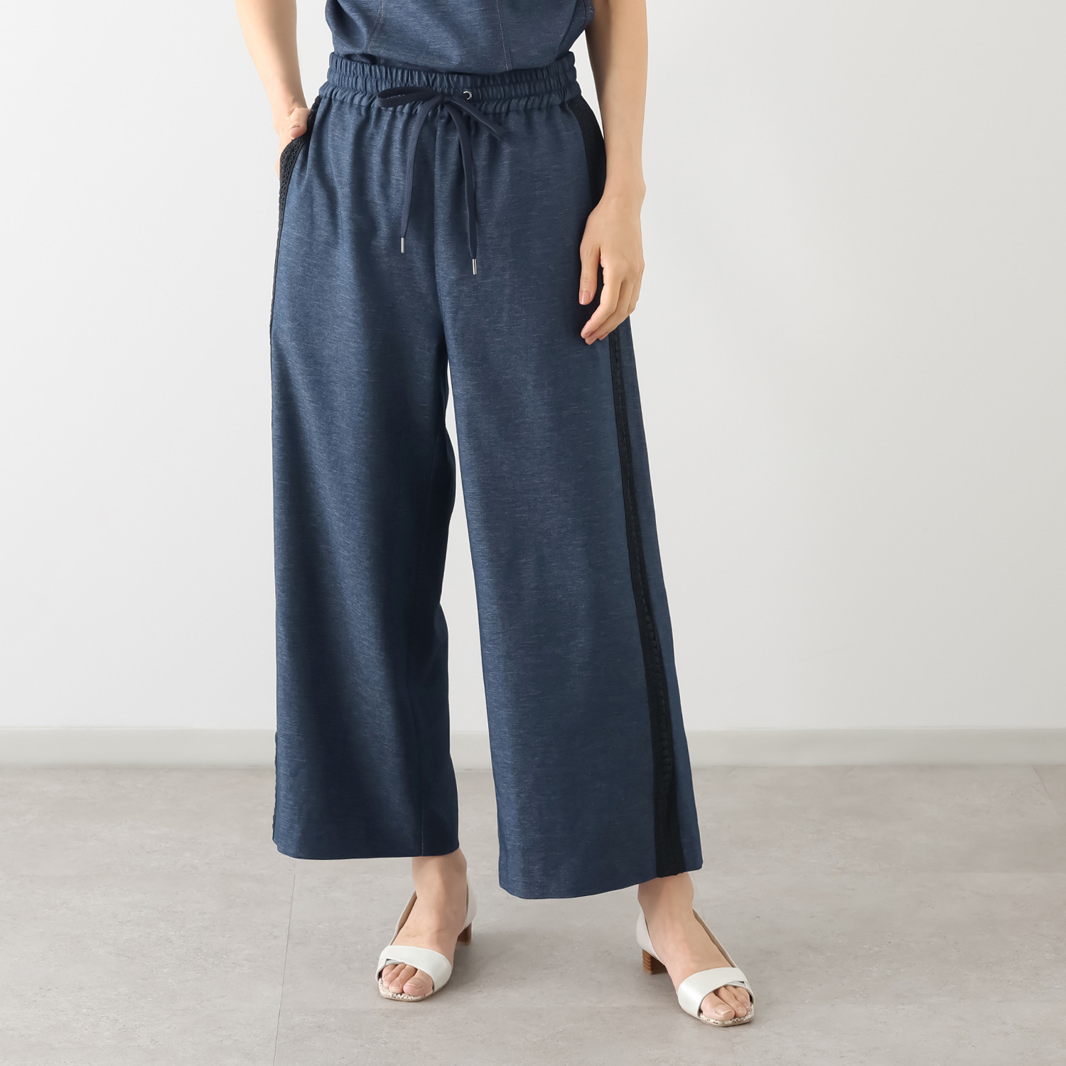 ブルーコレクション ラインレースで スッキリ見え デニム調ワイドパンツ