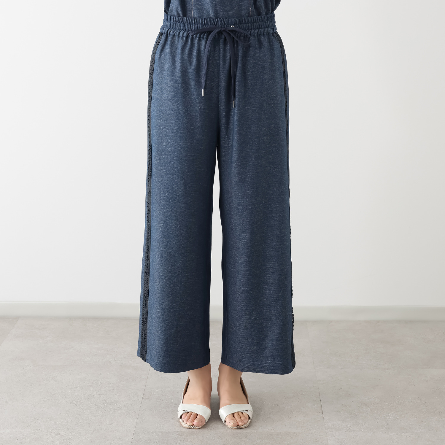 ブルーコレクション ラインレースで スッキリ見え デニム調ワイドパンツ