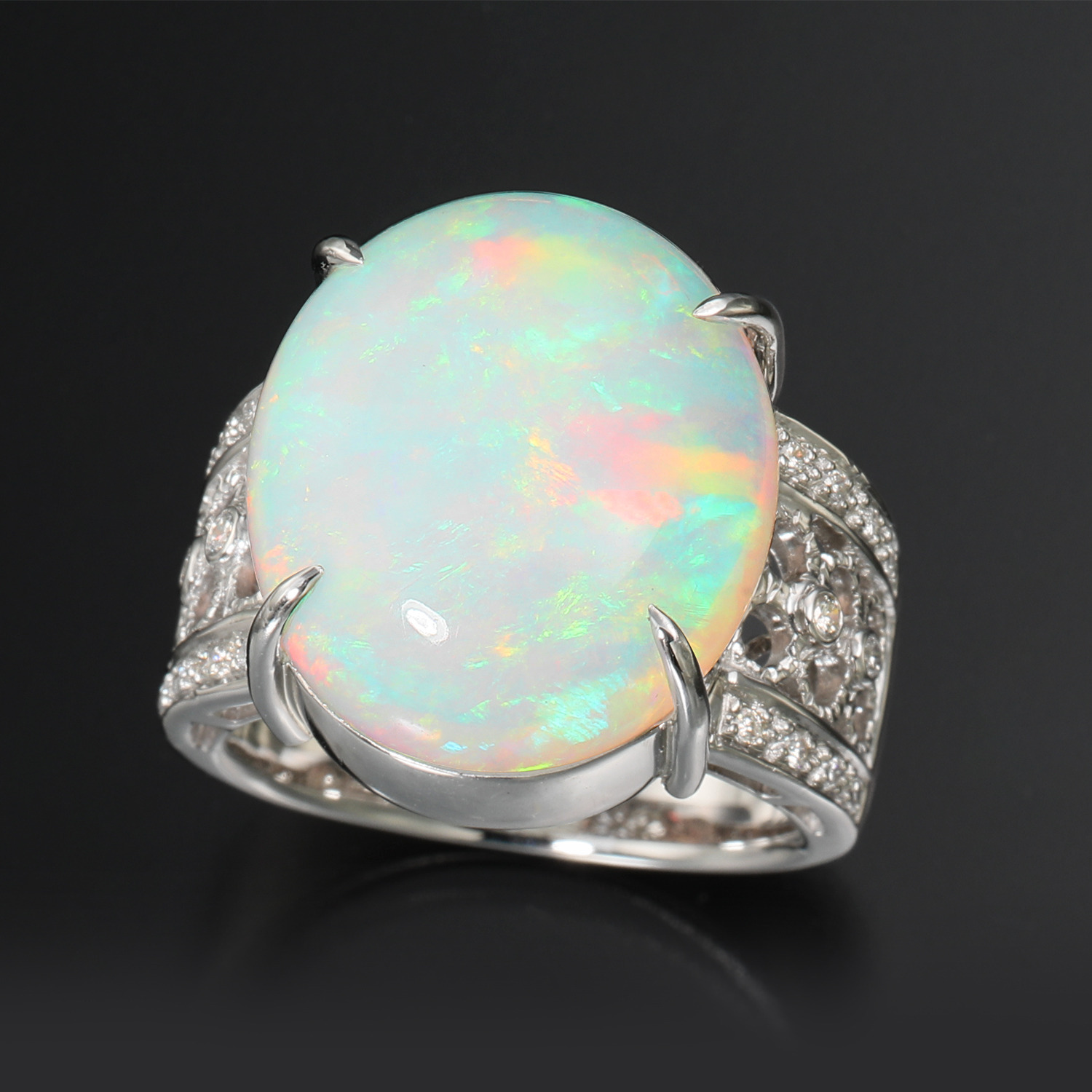 サープライズ プラチナ９００ オパール＆ ダイヤモンド オーバルカボションリング