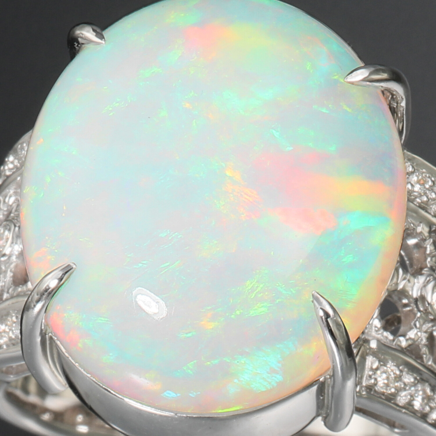 サープライズ プラチナ９００ オパール＆ ダイヤモンド オーバルカボションリング