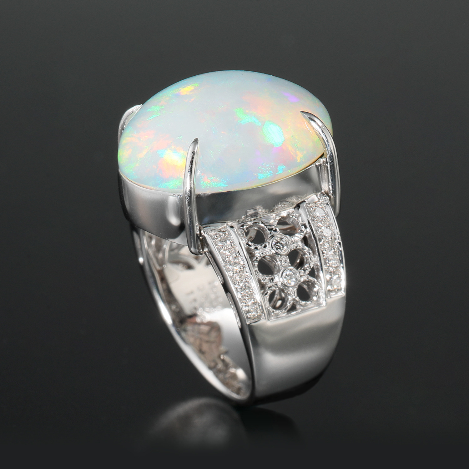 サープライズ プラチナ９００ オパール＆ ダイヤモンド オーバルカボションリング