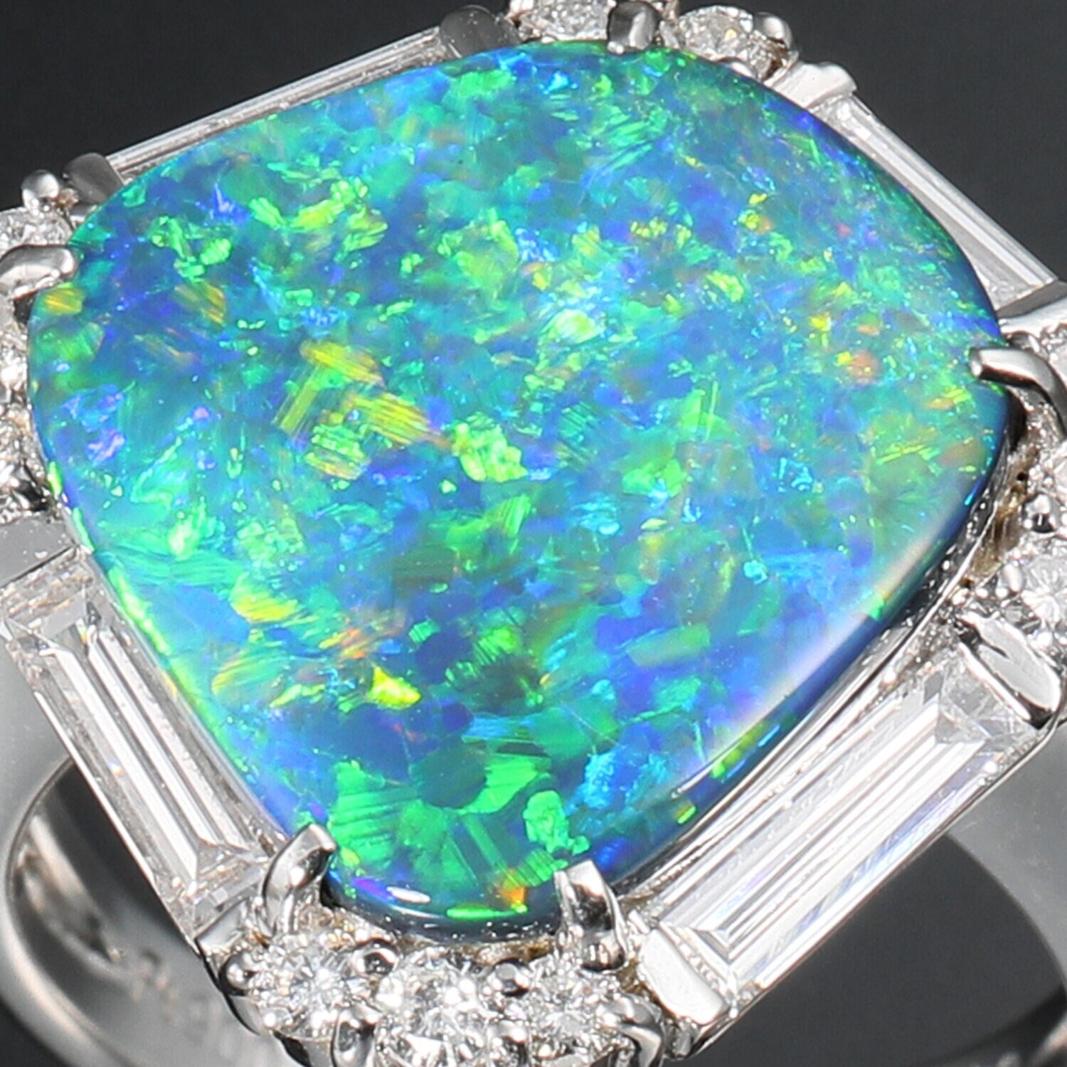 サープライズ プラチナ９００ ブラックオパール＆ １カラットＵＰ ダイヤモンドリング