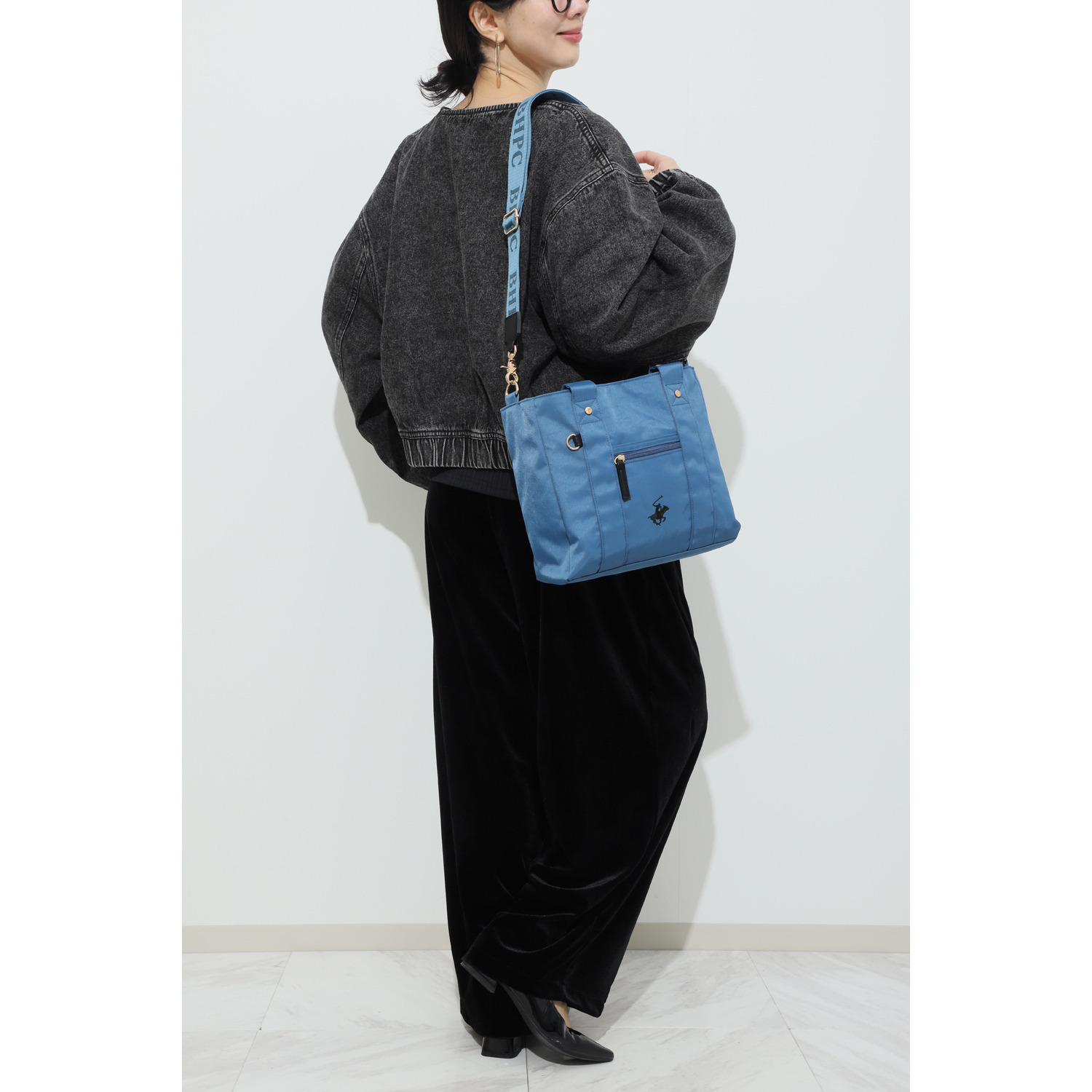 ビバリーヒルズ ポロクラブ ホースチャーム付 軽量なのに多収納 たっぷり１０ポケット ２ウェイトートバッグ