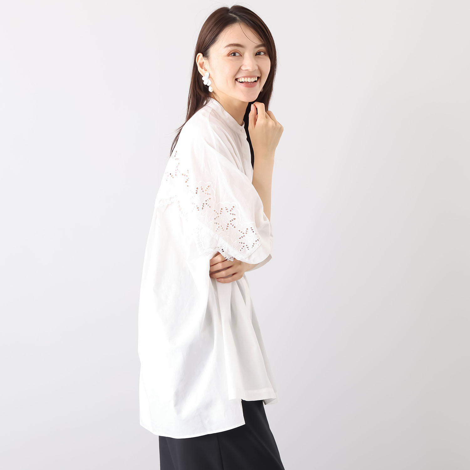 ナチュラルバイクリップ オリジナル刺しゅう柄 分量たっぷり オケージョンにも対応 デザインのインパクトある 大人刺しゅうブラウス