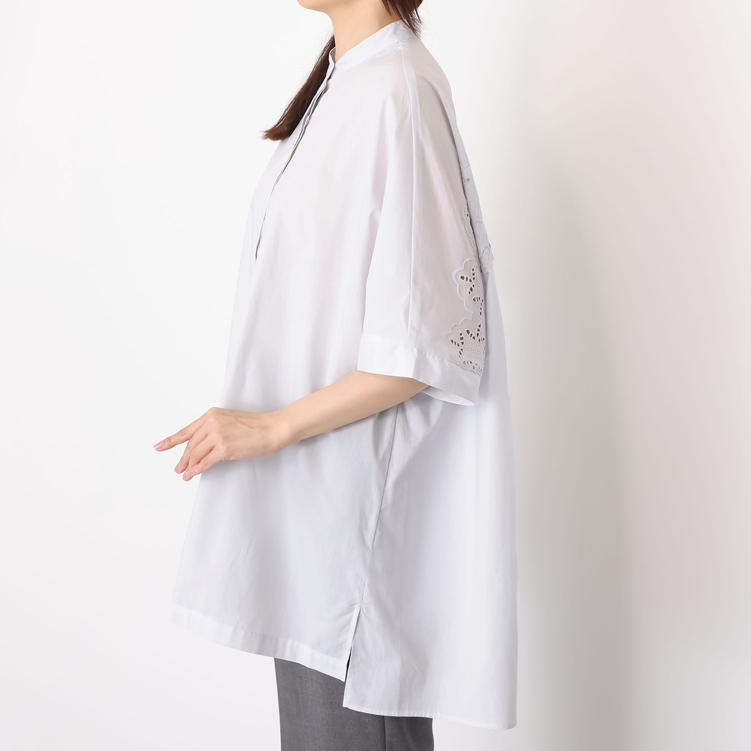 ナチュラルバイクリップ オリジナル刺しゅう柄 分量たっぷり オケージョンにも対応 デザインのインパクトある 大人刺しゅうブラウス