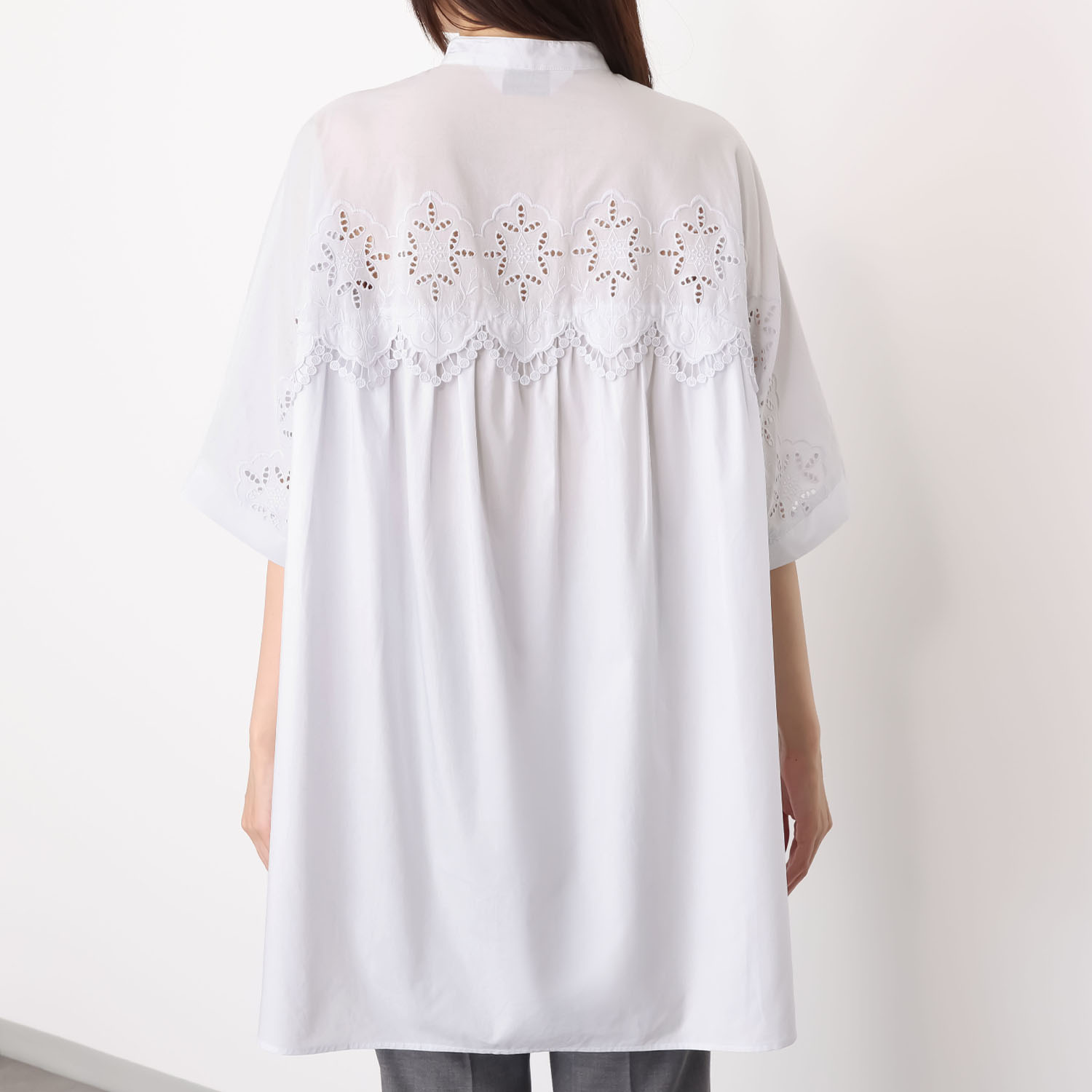 ナチュラルバイクリップ オリジナル刺しゅう柄 分量たっぷり オケージョンにも対応 デザインのインパクトある 大人刺しゅうブラウス