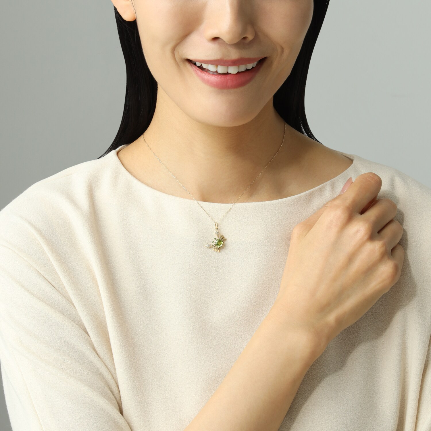 ビジューフルレゾン コローレ １８Ｋ ダイヤモンド＆ ペリドット＆ グリーンガーネット カニモティーフ ペンダントトップ