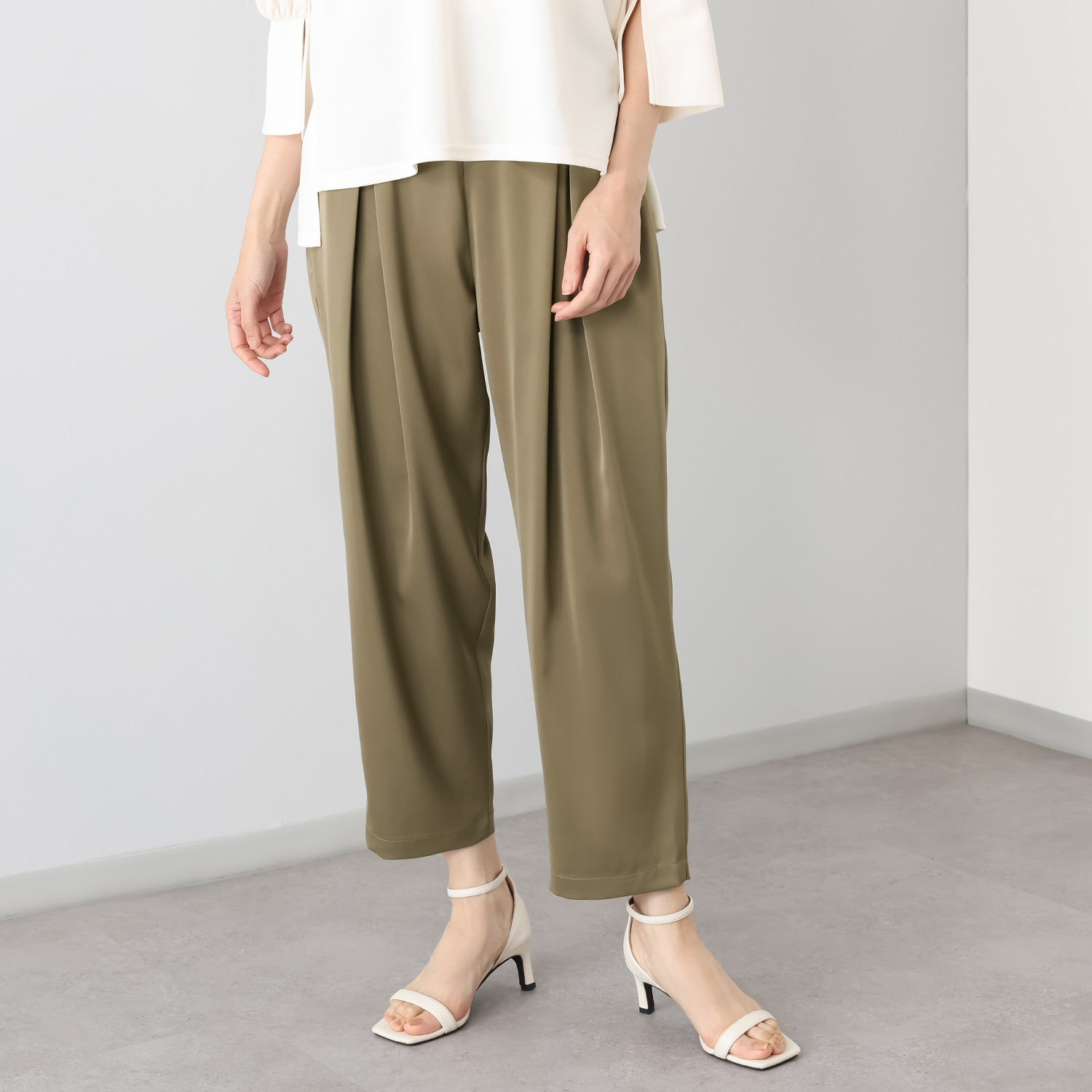 リラリー サテン テーパードパンツ