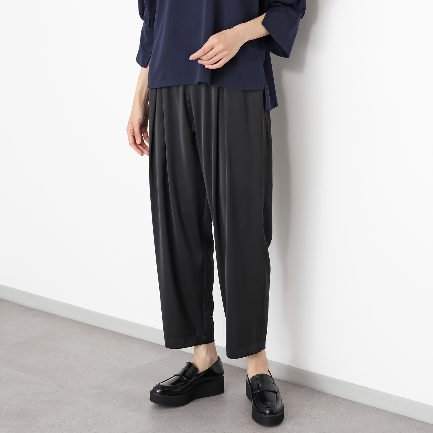 リラリー サテン テーパードパンツ