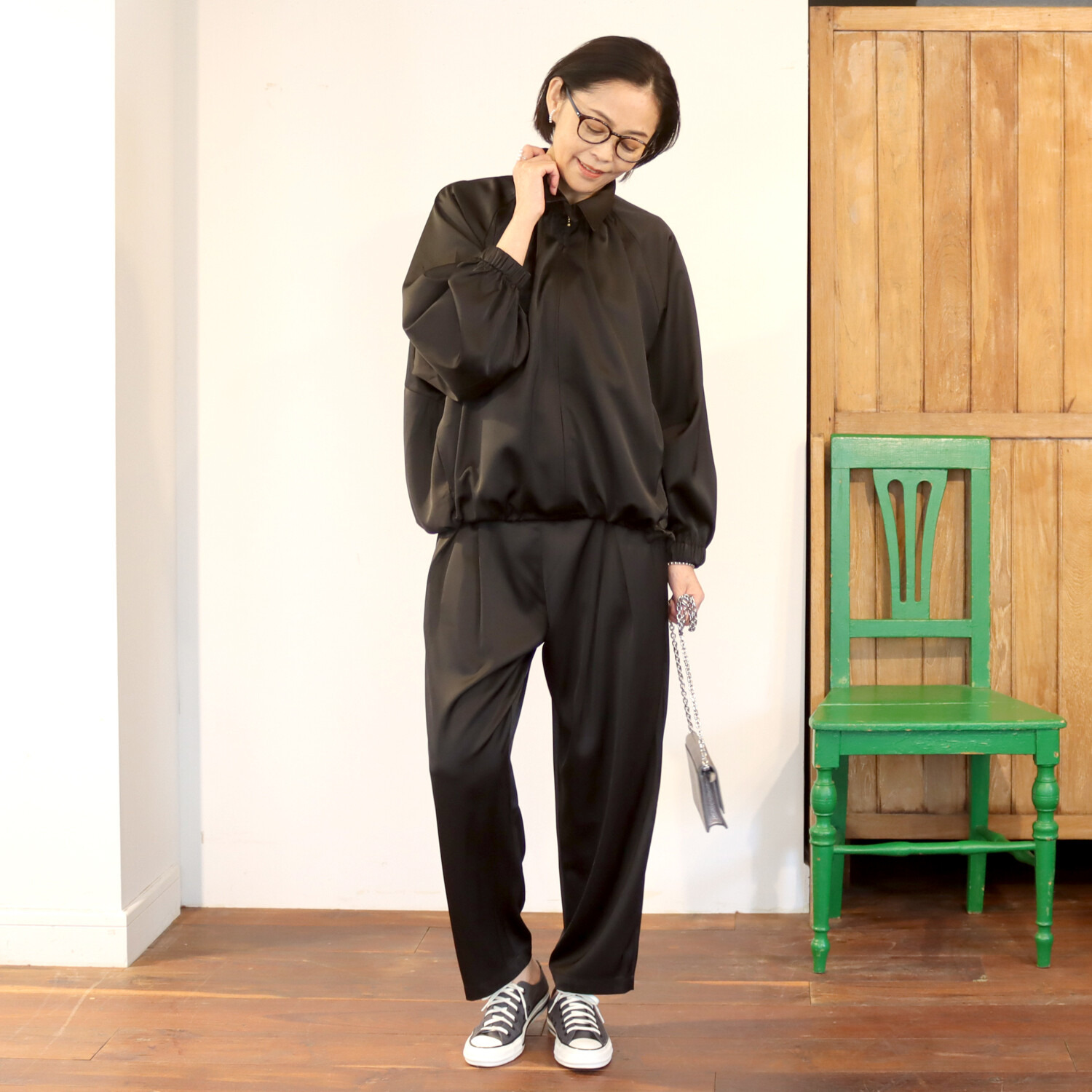 リラリー サテン テーパードパンツ