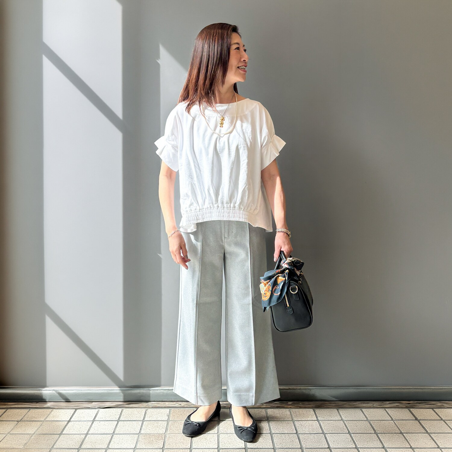 Ｓ３５７プラス 小柄さんのための 美脚見え センターピンタック ワイドパンツ