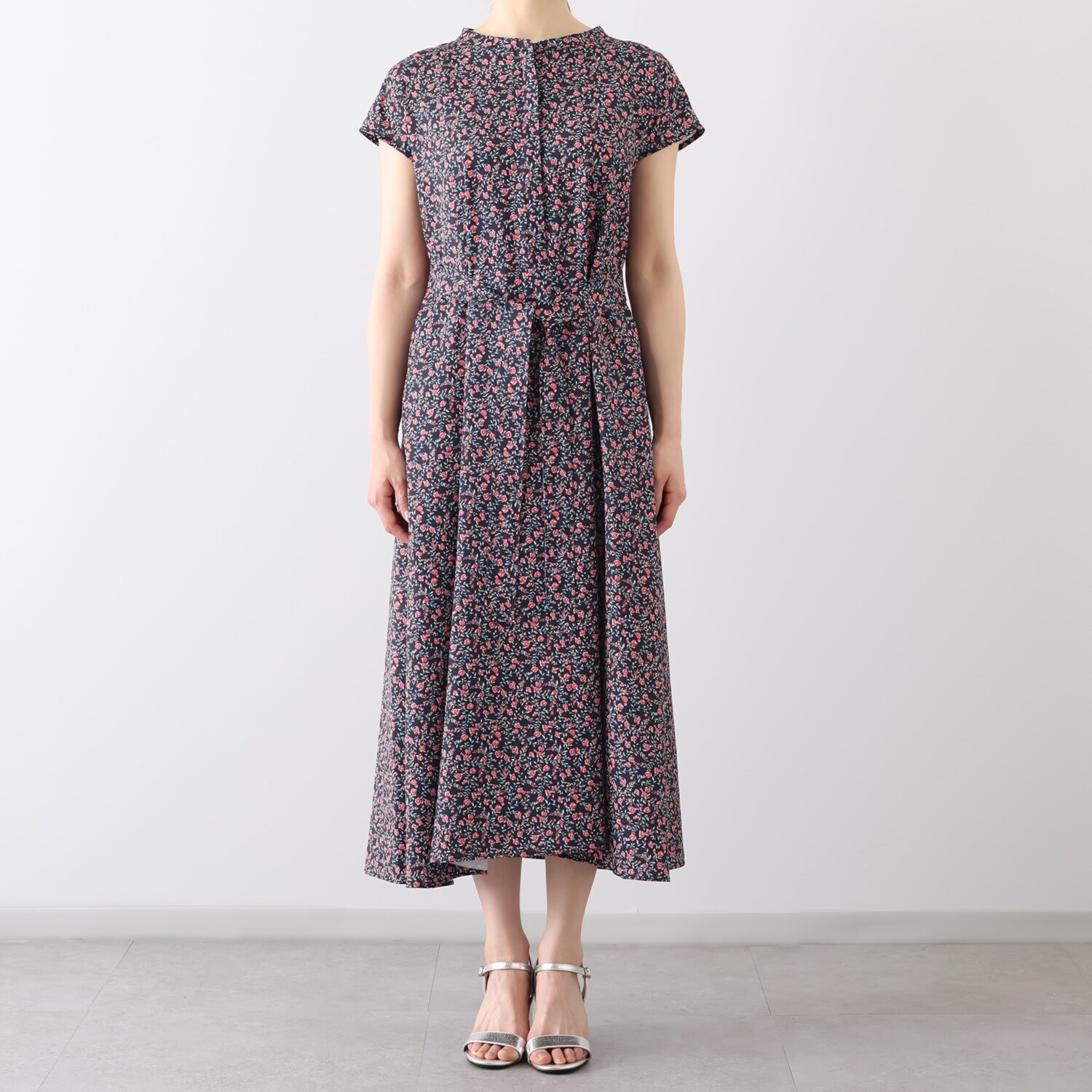 Ｓ３５７プラス 楽ちんシルエットの ウエストリボン付 小花柄プリントワンピース